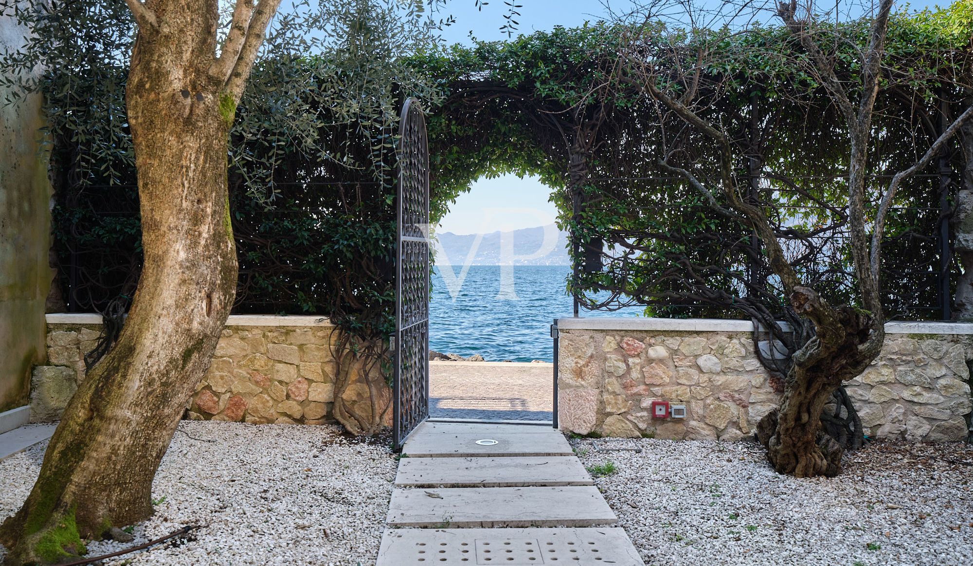Villa pied dans l'eau - zeitlose Eleganz in einzigartiger Lage