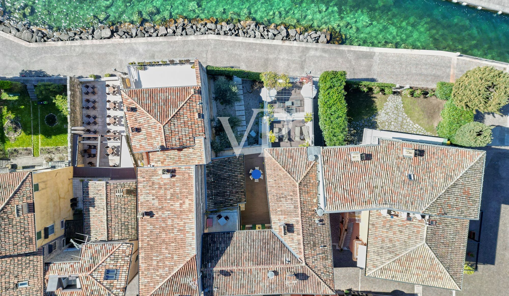 Villa pied dans l'eau - zeitlose Eleganz in einzigartiger Lage