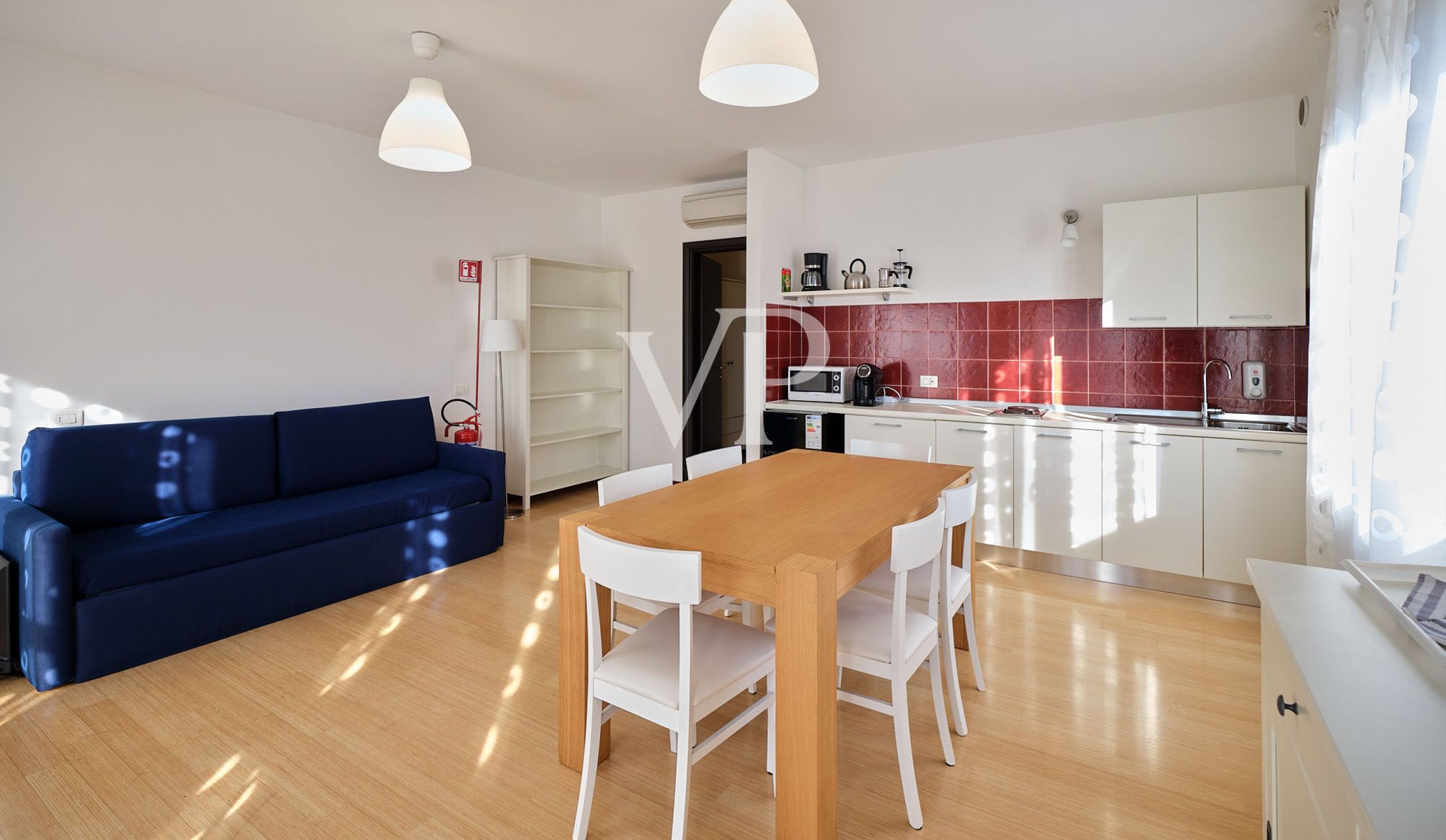 Villa unterteilt in 4 Wohnungen mit Keller, Parkplatz und Schwimmbad