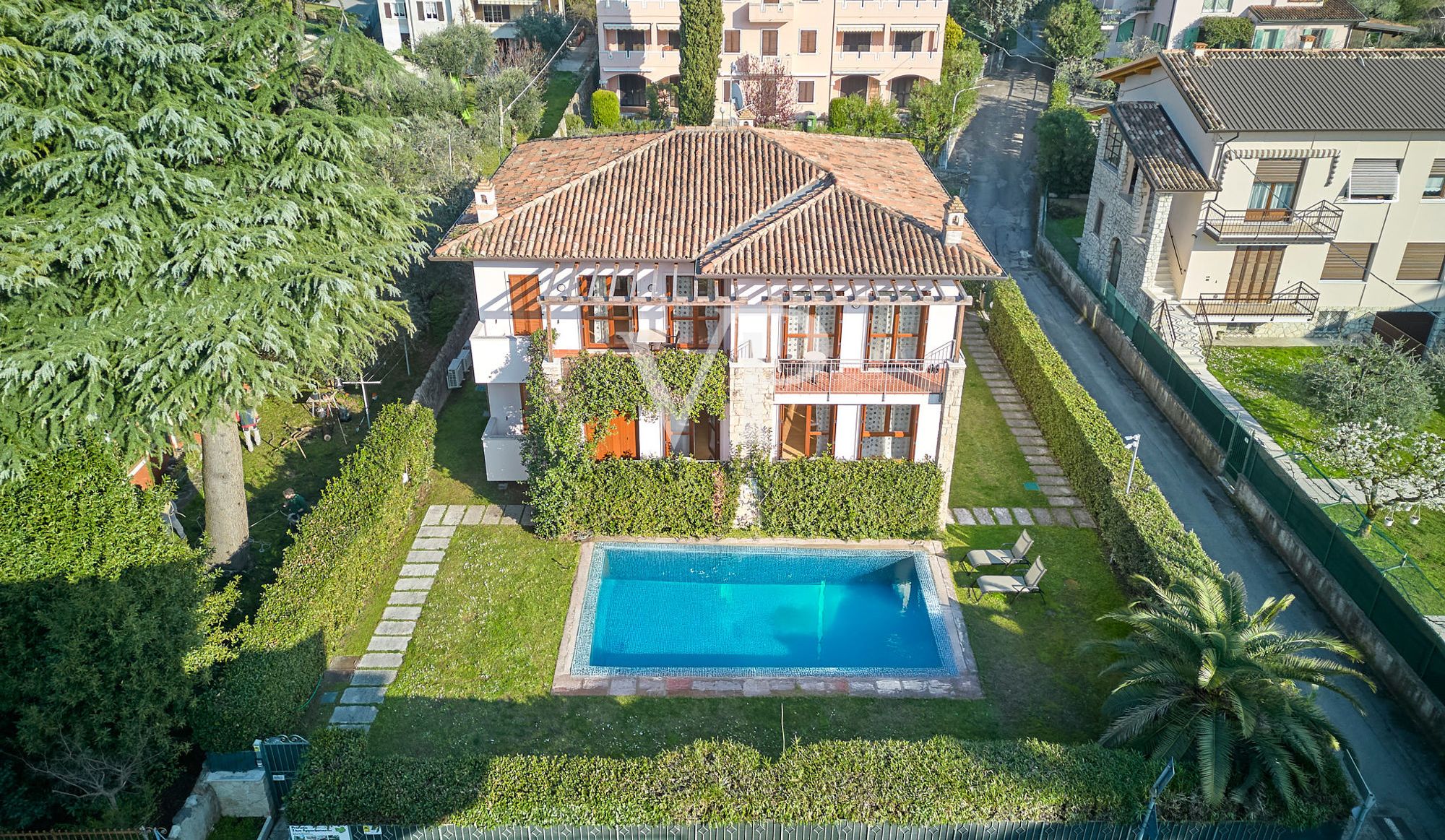 Villa unterteilt in 4 Wohnungen mit Keller, Parkplatz und Schwimmbad