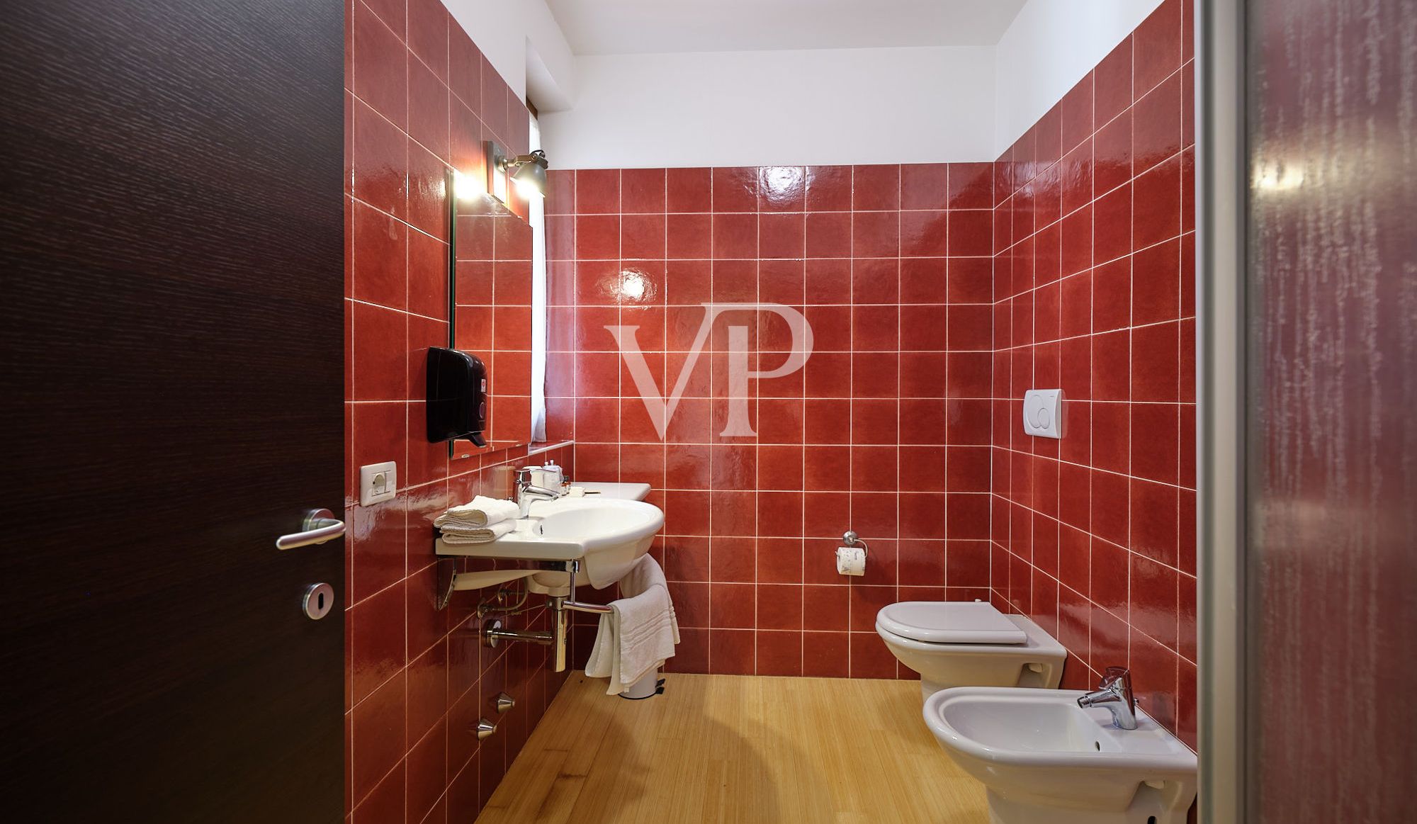 Villa unterteilt in 4 Wohnungen mit Keller, Parkplatz und Schwimmbad