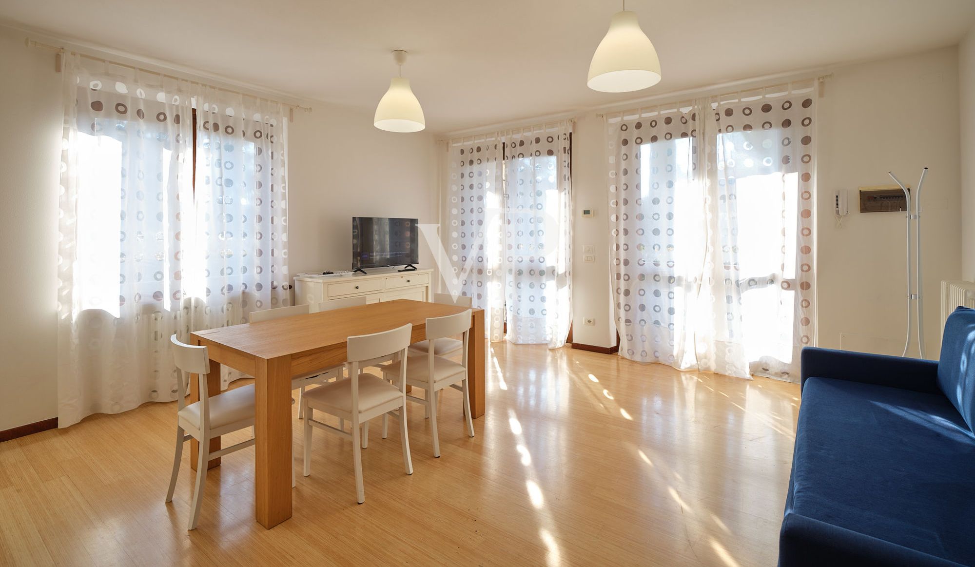 Villa unterteilt in 4 Wohnungen mit Keller, Parkplatz und Schwimmbad