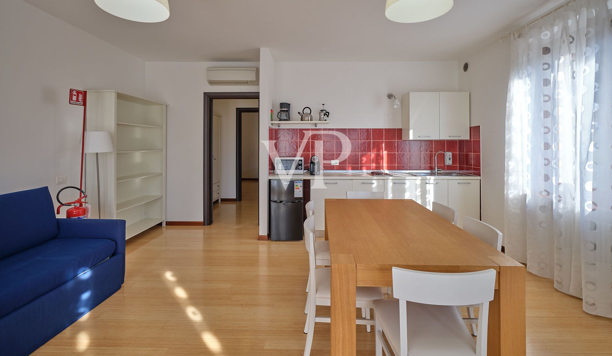 Villa unterteilt in 4 Wohnungen mit Keller, Parkplatz und Schwimmbad