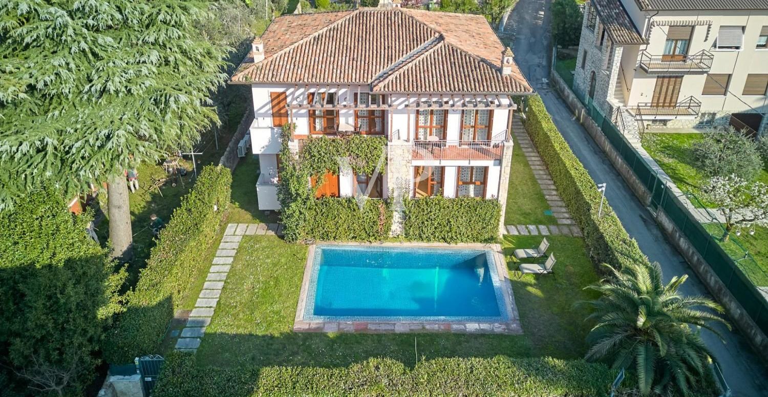 Villa unterteilt in 4 Wohnungen mit Keller, Parkplatz und Schwimmbad