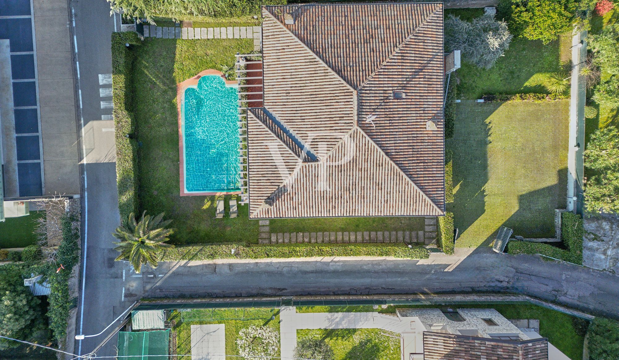 Villa unterteilt in 4 Wohnungen mit Keller, Parkplatz und Schwimmbad