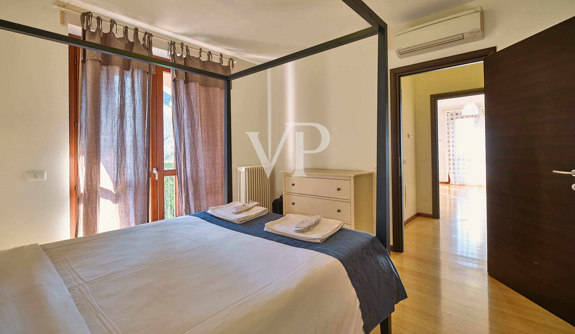 Villa unterteilt in 4 Wohnungen mit Keller, Parkplatz und Schwimmbad