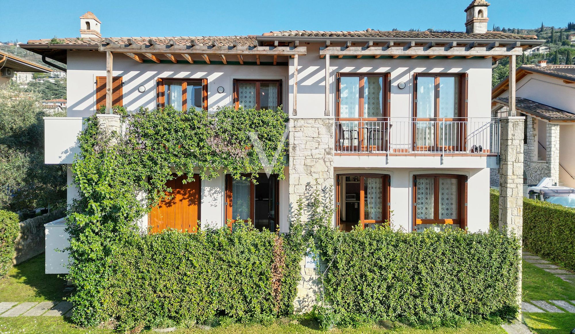 Villa unterteilt in 4 Wohnungen mit Keller, Parkplatz und Schwimmbad