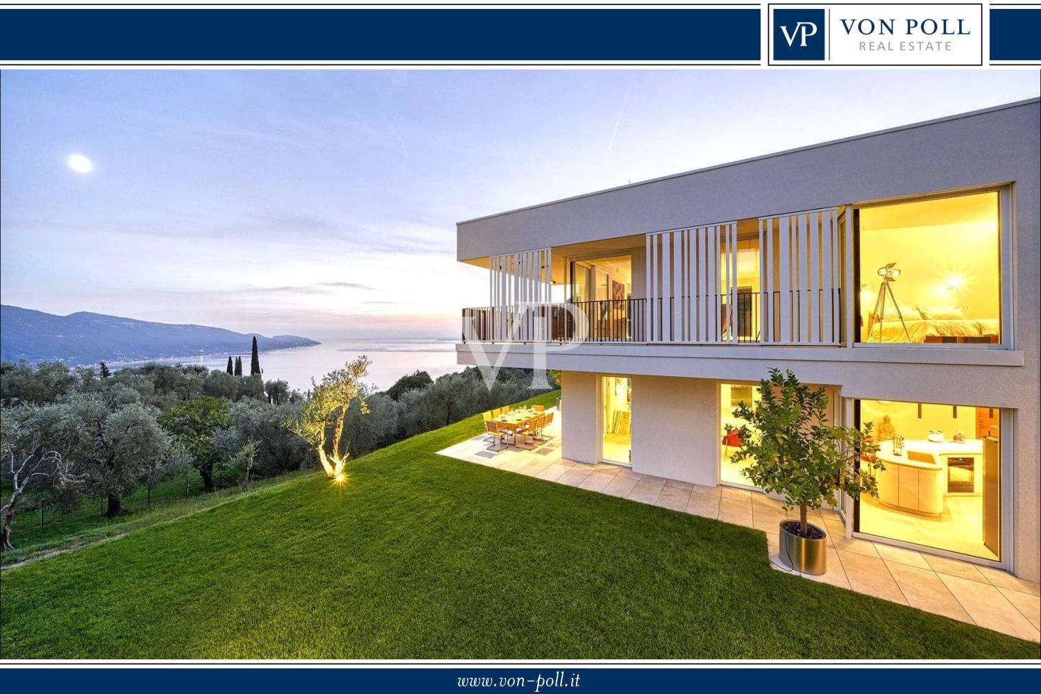 Moderne Villa mit Panoramablick auf den Gardasee, eingebettet in einem privaten Olivenhain