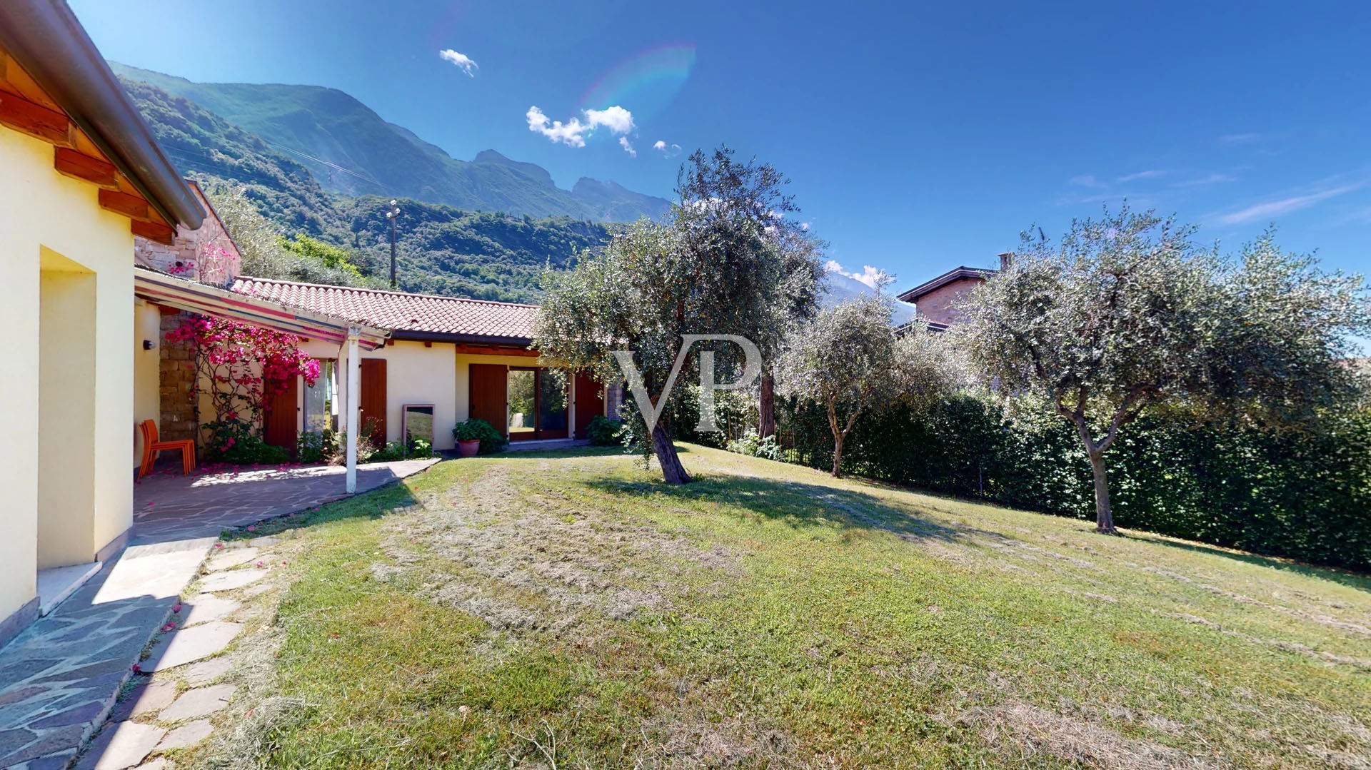 Villa with Garden