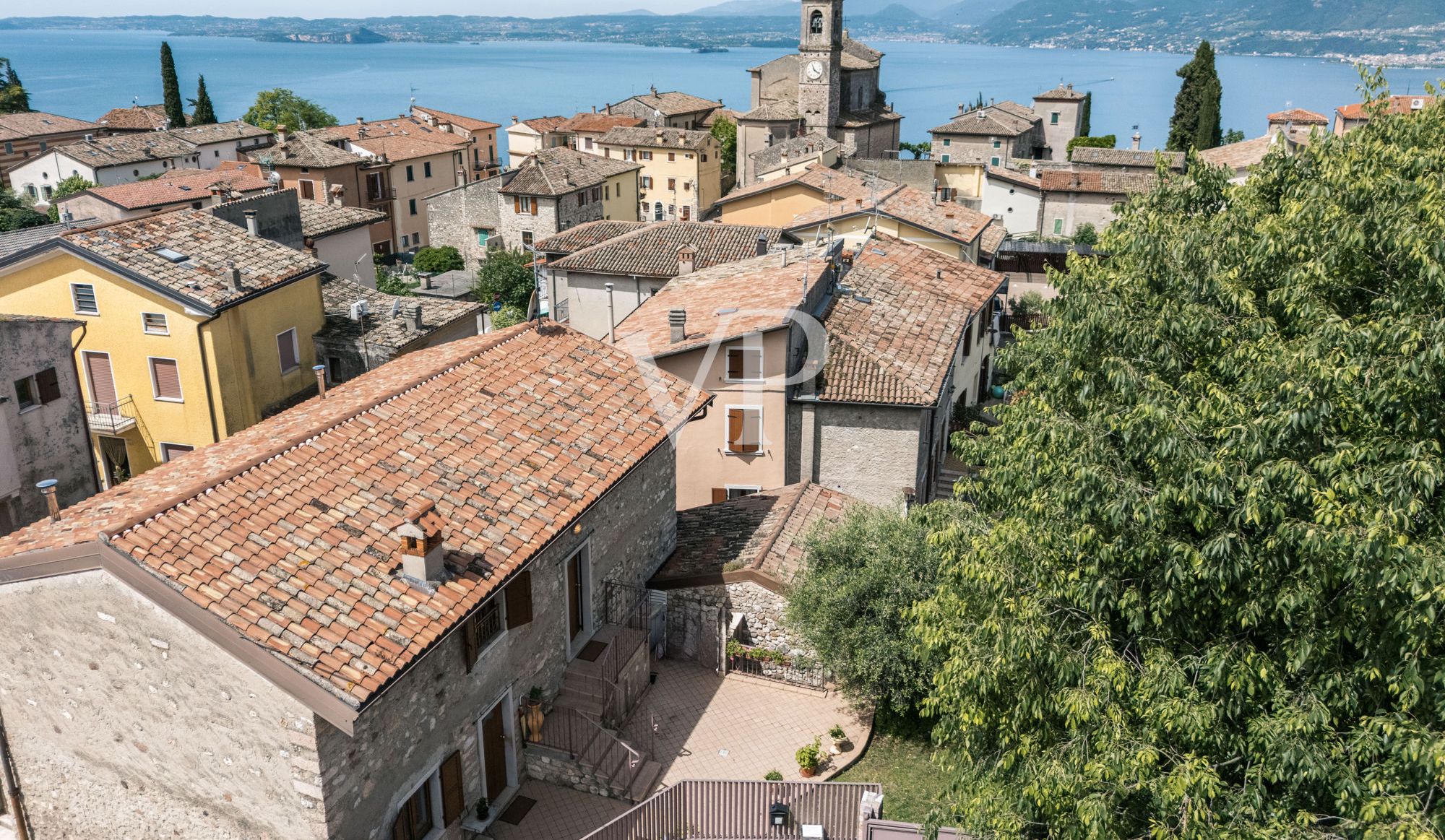 Trilocale con due posti auto ad Albisano - Torri del Benaco