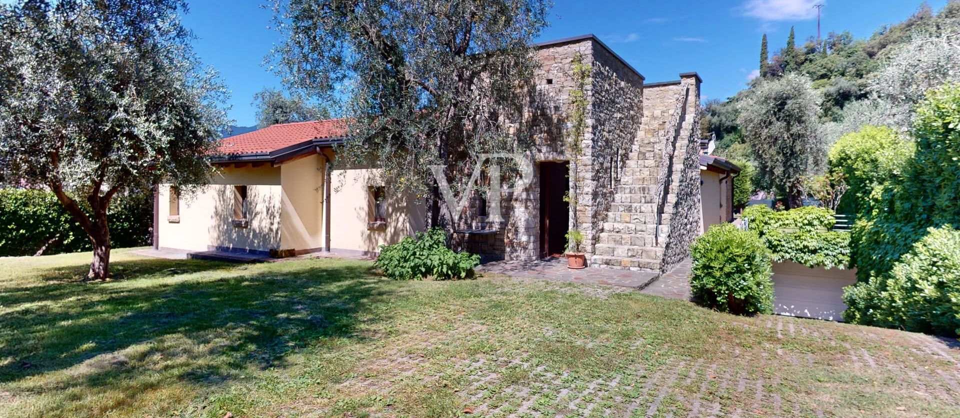 Villa with Garden