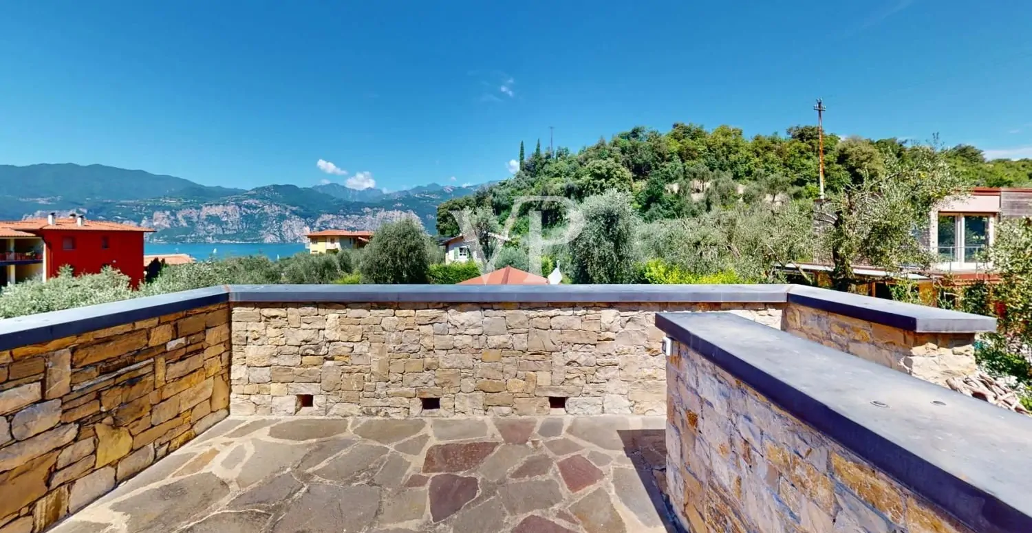 Freistehende Villa in zentrumsnaher Lage und Seeblick von der Dachterrasse