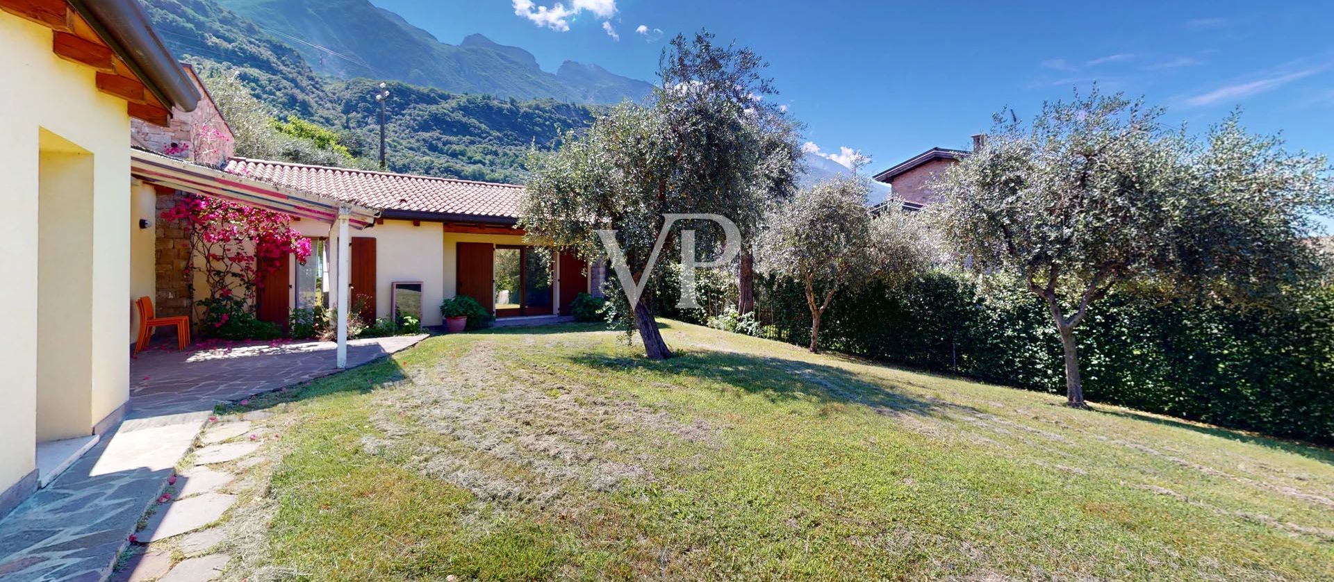 Villa with Garden