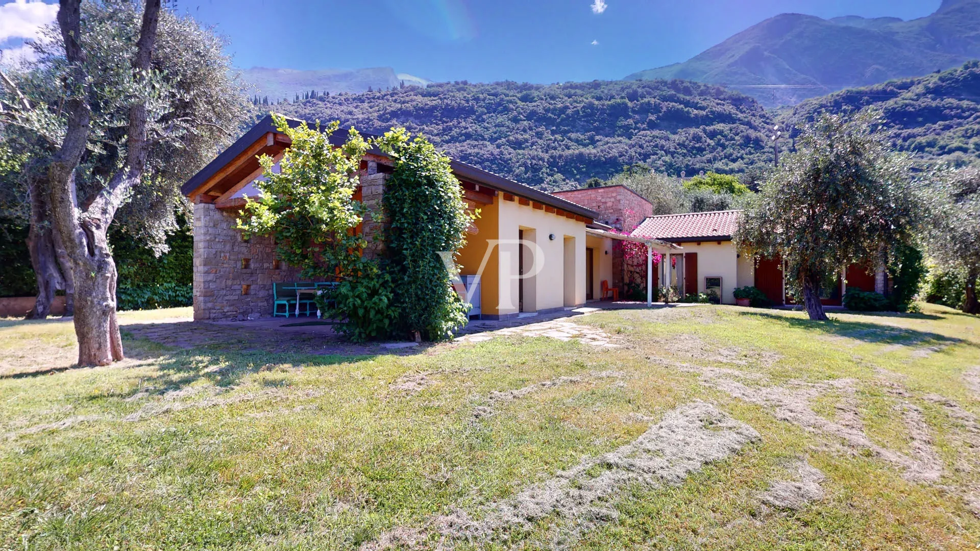 Villa with Garden