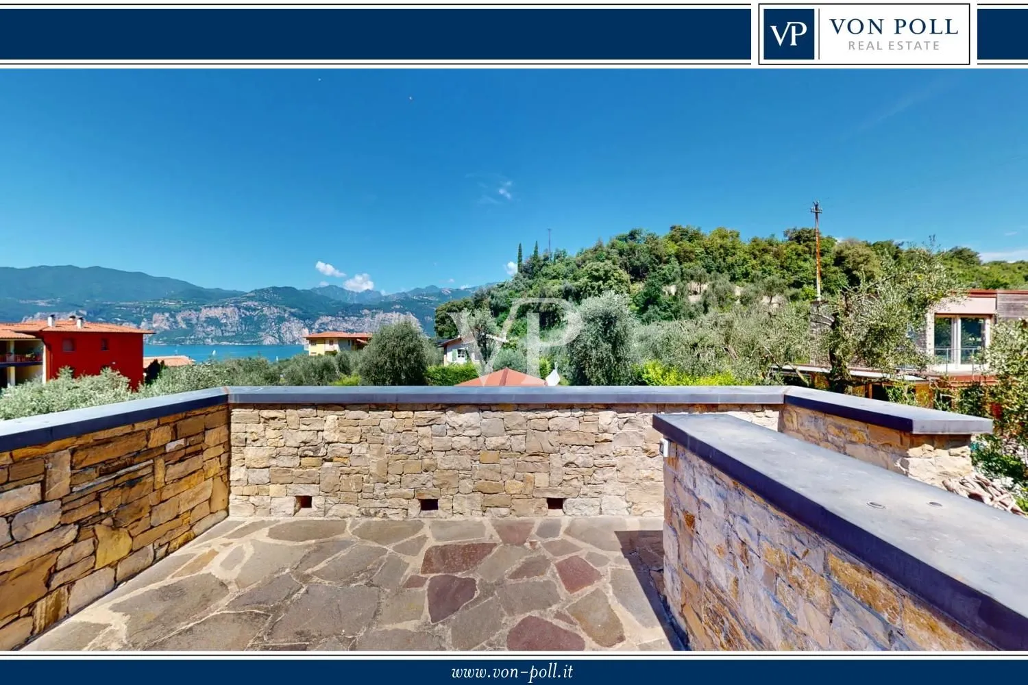 Villa indépendante avec magnifique jardin et vue sur le lac depuis la terrasse sur le toit