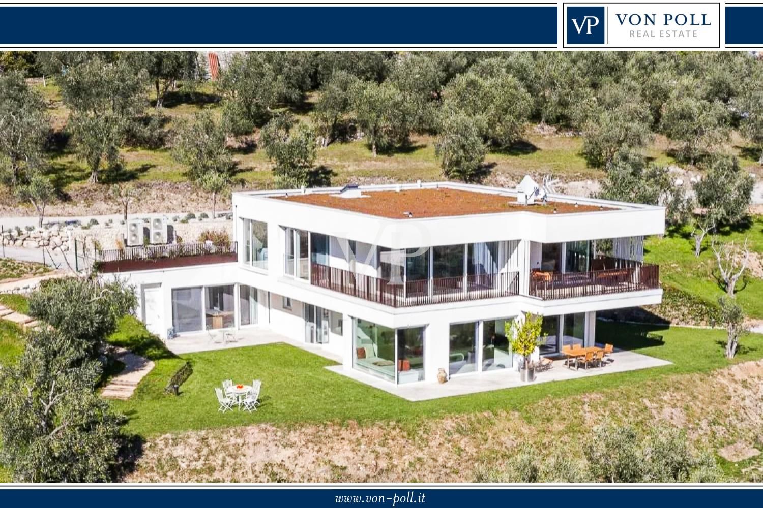 Villa contemporanea con vista panoramica sul Lago di Garda, immersa in uliveto privato