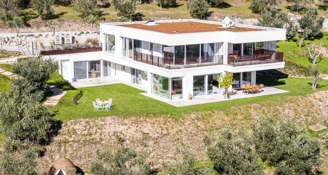 Villa contemporánea con vistas panorámicas al lago de Garda, situada en un olivar privado
