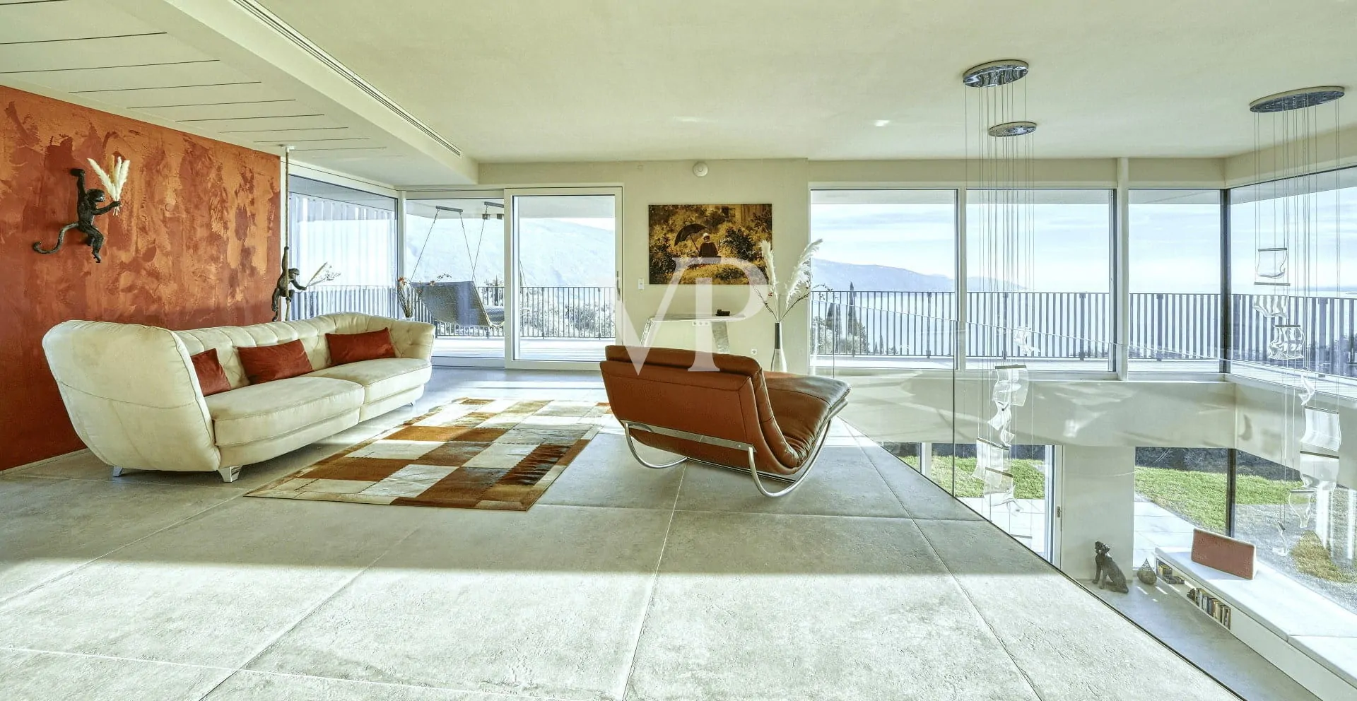 Moderne Villa mit Panoramablick auf den Gardasee, eingebettet in einem privaten Olivenhain