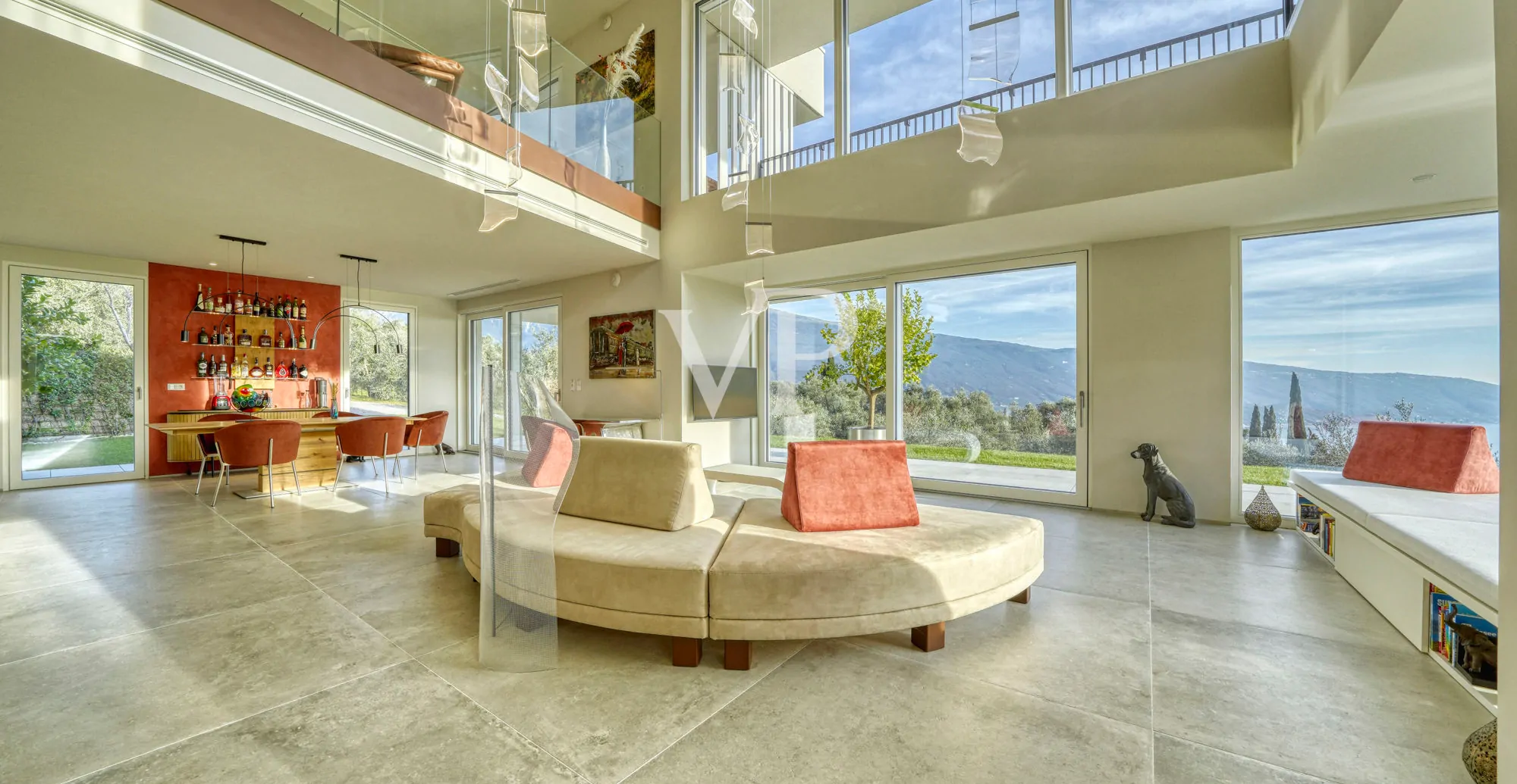 Moderne Villa mit Panoramablick auf den Gardasee, eingebettet in einem privaten Olivenhain