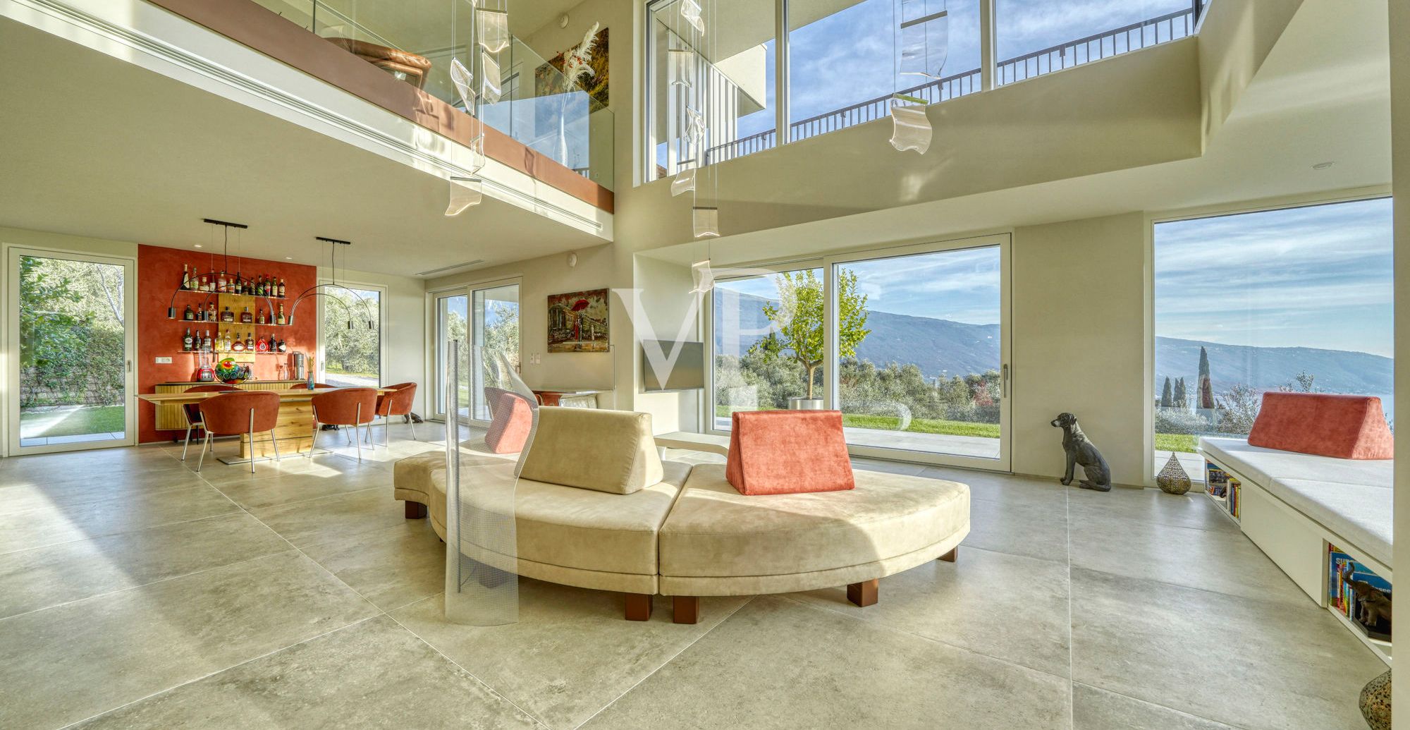 Villa contemporánea con vistas panorámicas al lago de Garda, situada en un olivar privado