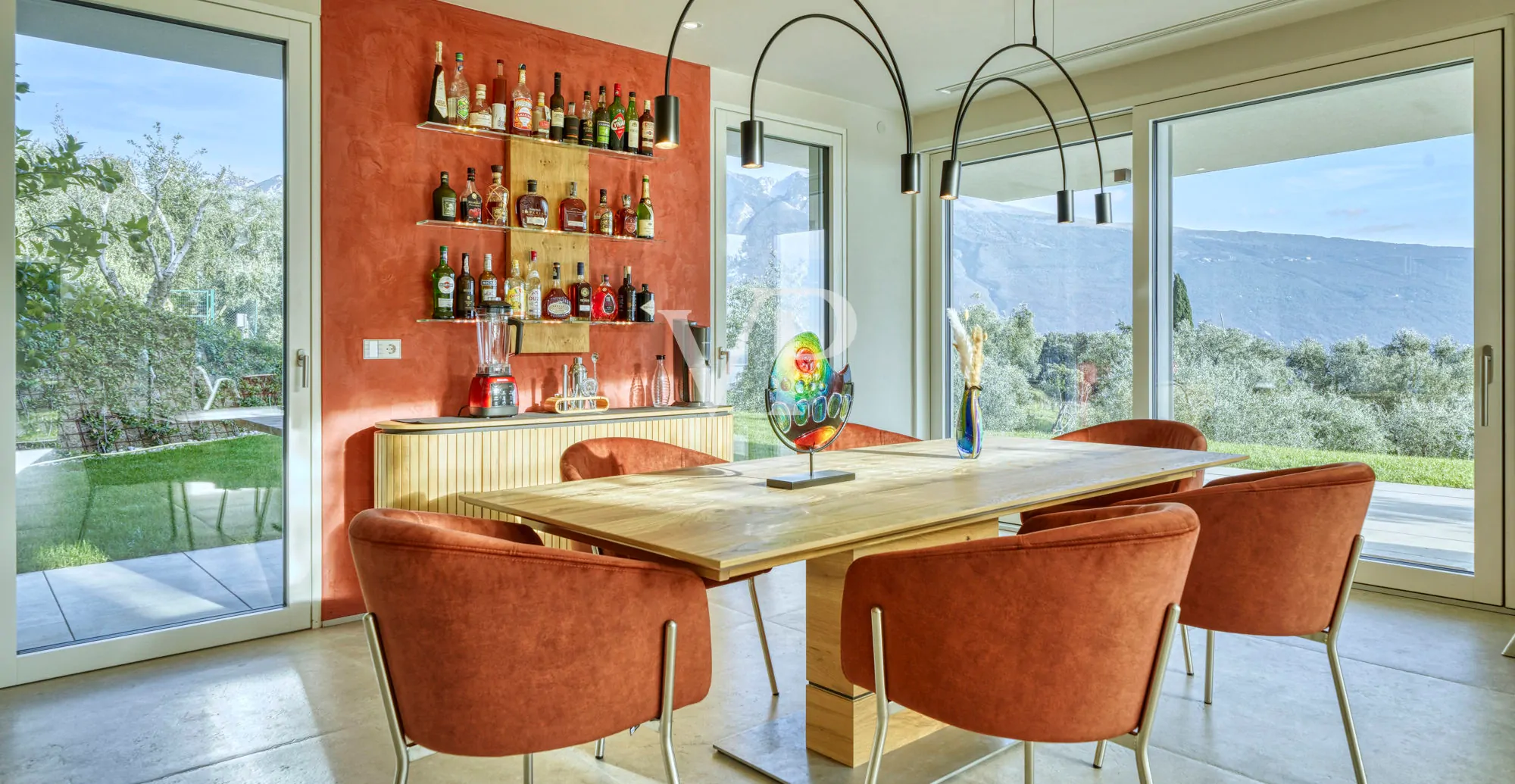 Moderne Villa mit Panoramablick auf den Gardasee, eingebettet in einem privaten Olivenhain