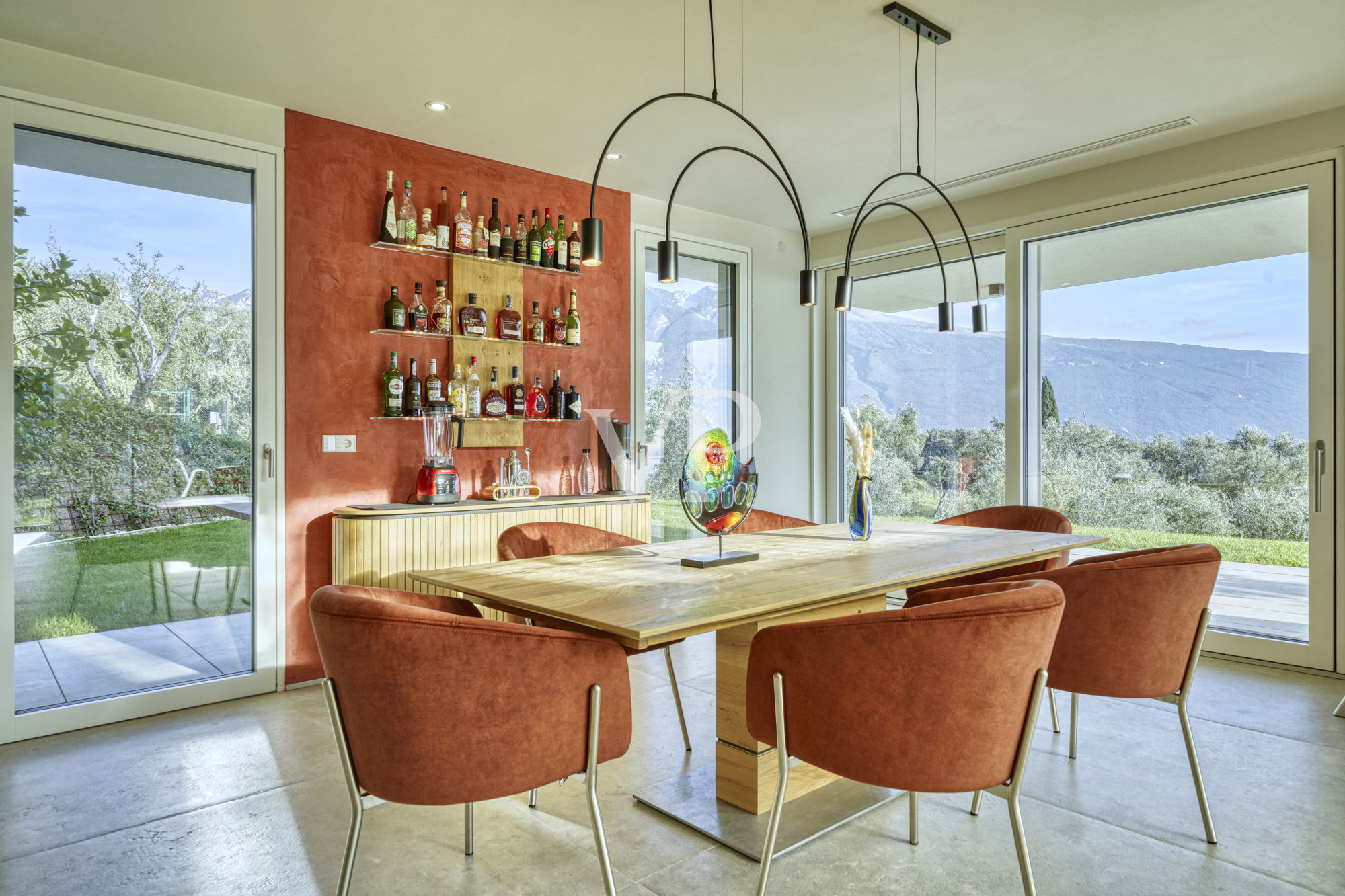Villa contemporanea con vista panoramica sul Lago di Garda, immersa in uliveto privato