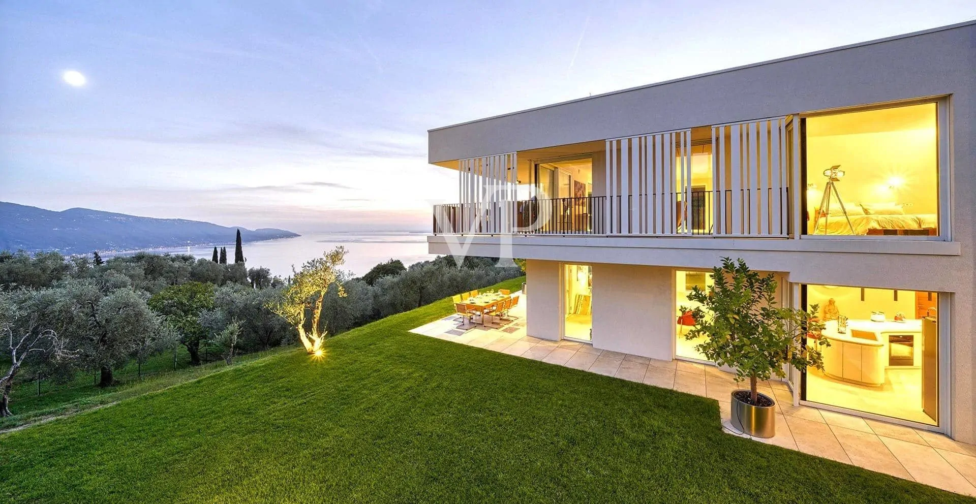 Moderne Villa mit Panoramablick auf den Gardasee, eingebettet in einem privaten Olivenhain