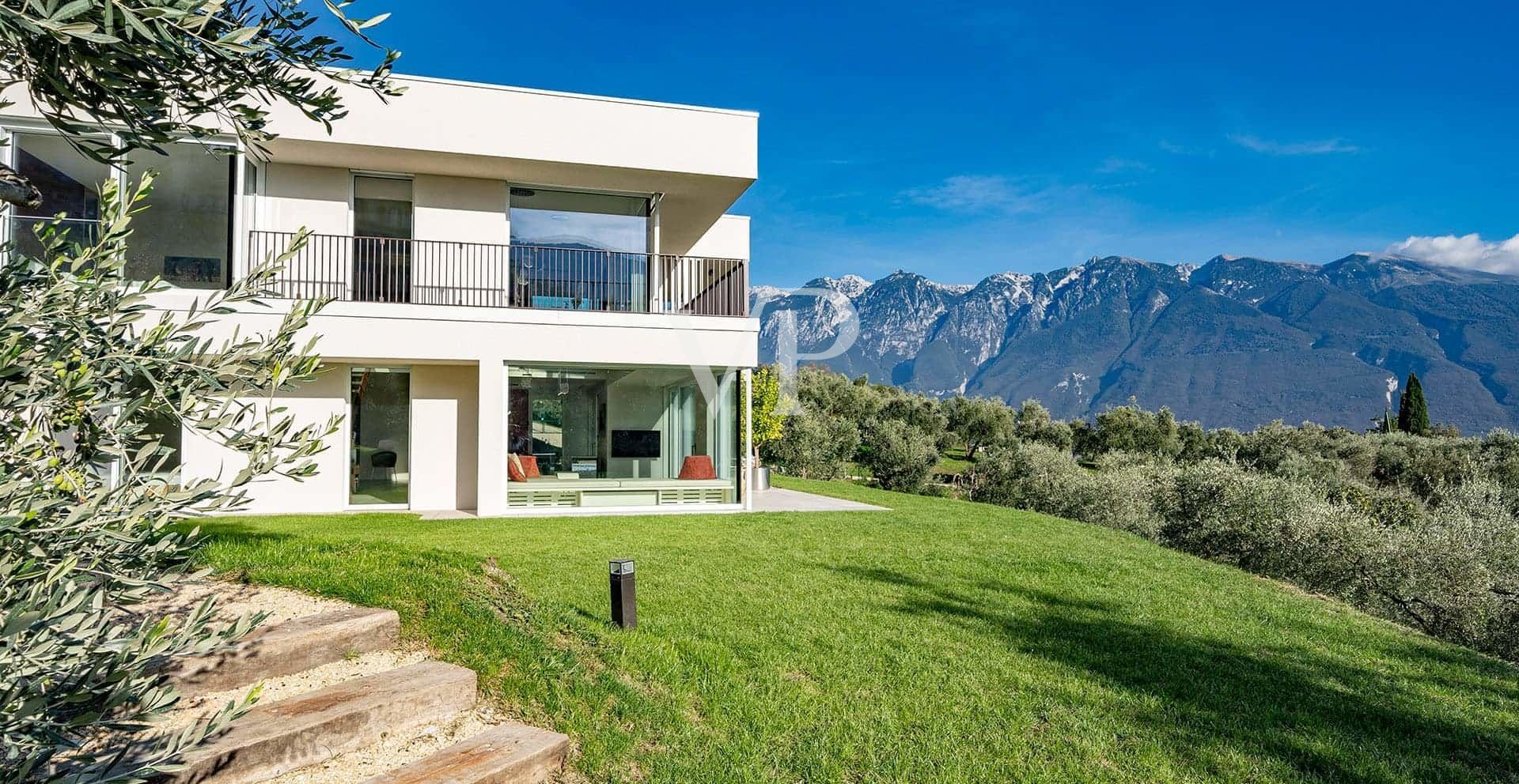 Villa contemporánea con vistas panorámicas al lago de Garda, situada en un olivar privado