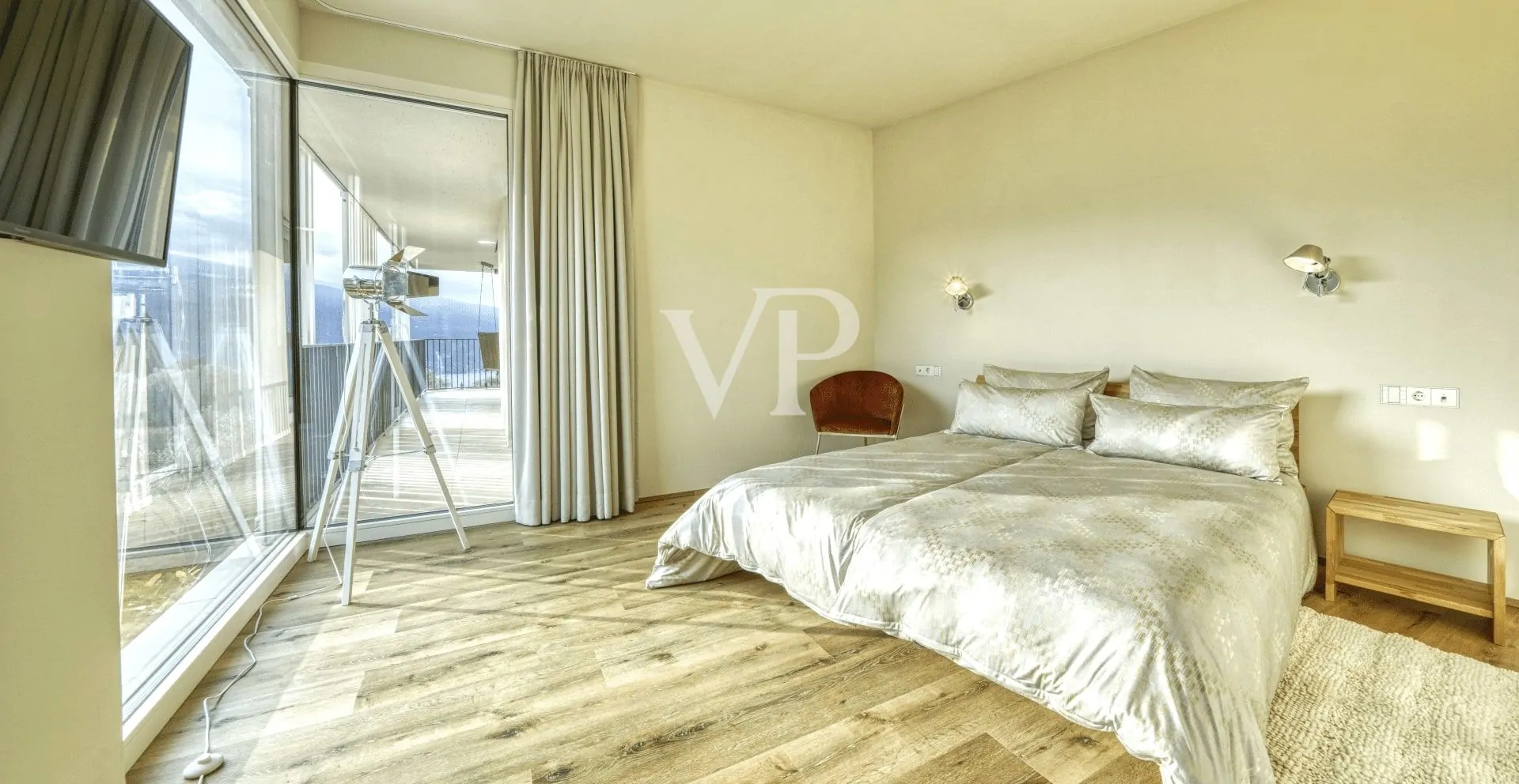 Moderne Villa mit Panoramablick auf den Gardasee, eingebettet in einem privaten Olivenhain