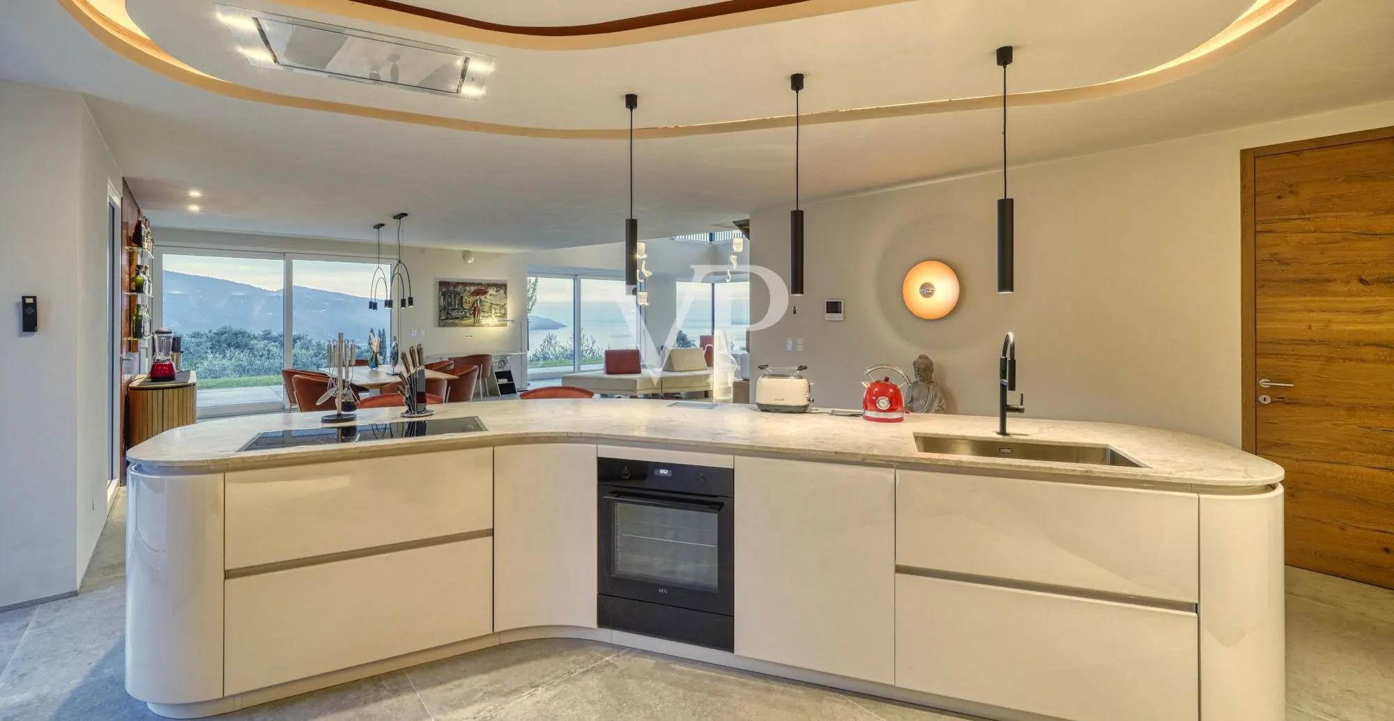 Moderne Villa mit Panoramablick auf den Gardasee, eingebettet in einem privaten Olivenhain