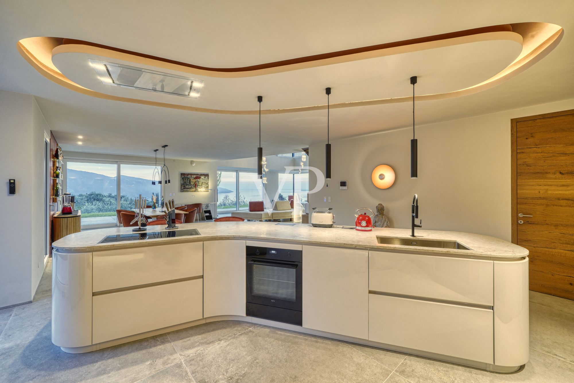 Villa contemporanea con vista panoramica sul Lago di Garda, immersa in uliveto privato