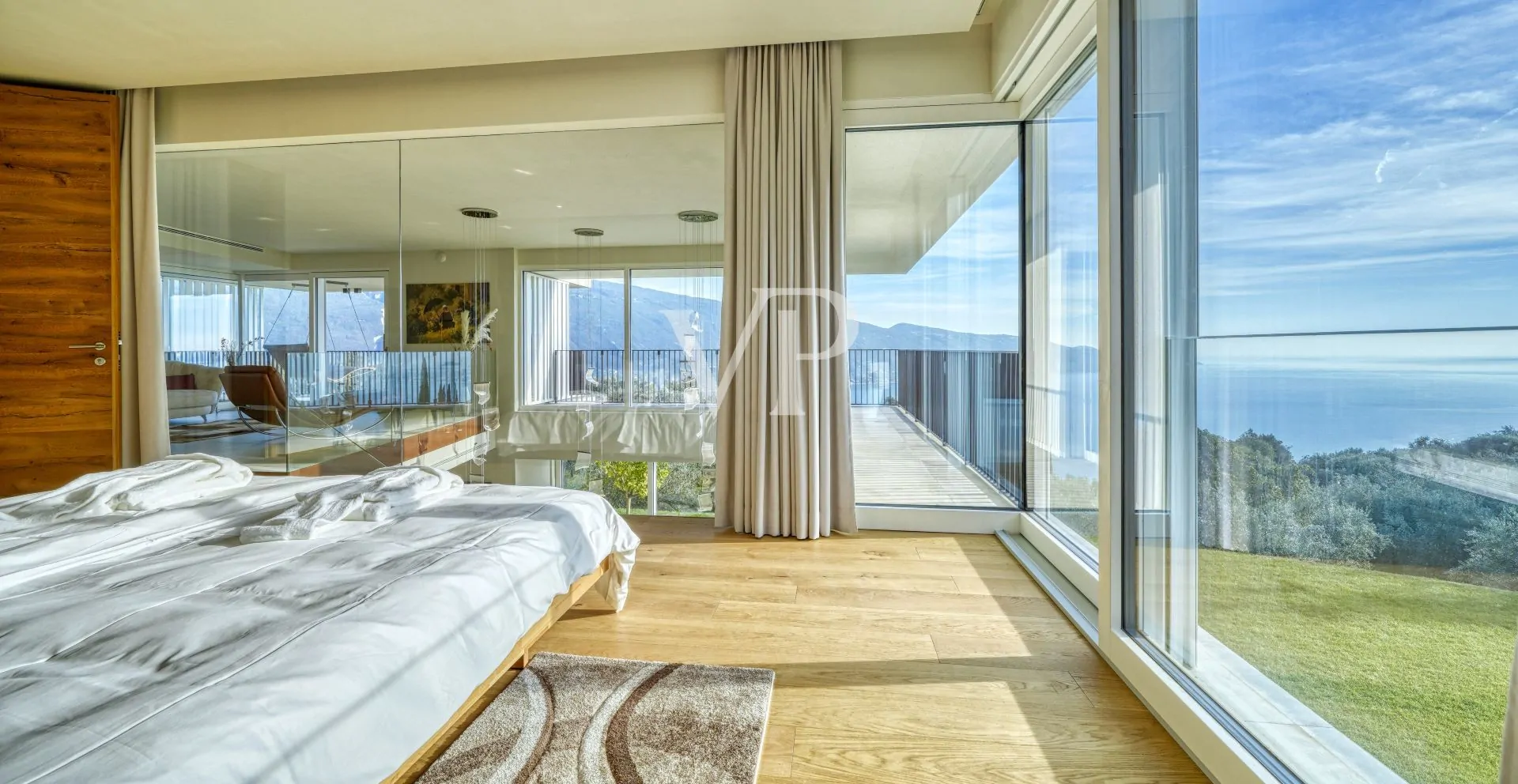 Moderne Villa mit Panoramablick auf den Gardasee, eingebettet in einem privaten Olivenhain