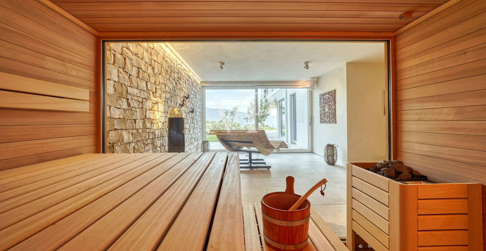 Moderne Villa mit Panoramablick auf den Gardasee, eingebettet in einem privaten Olivenhain