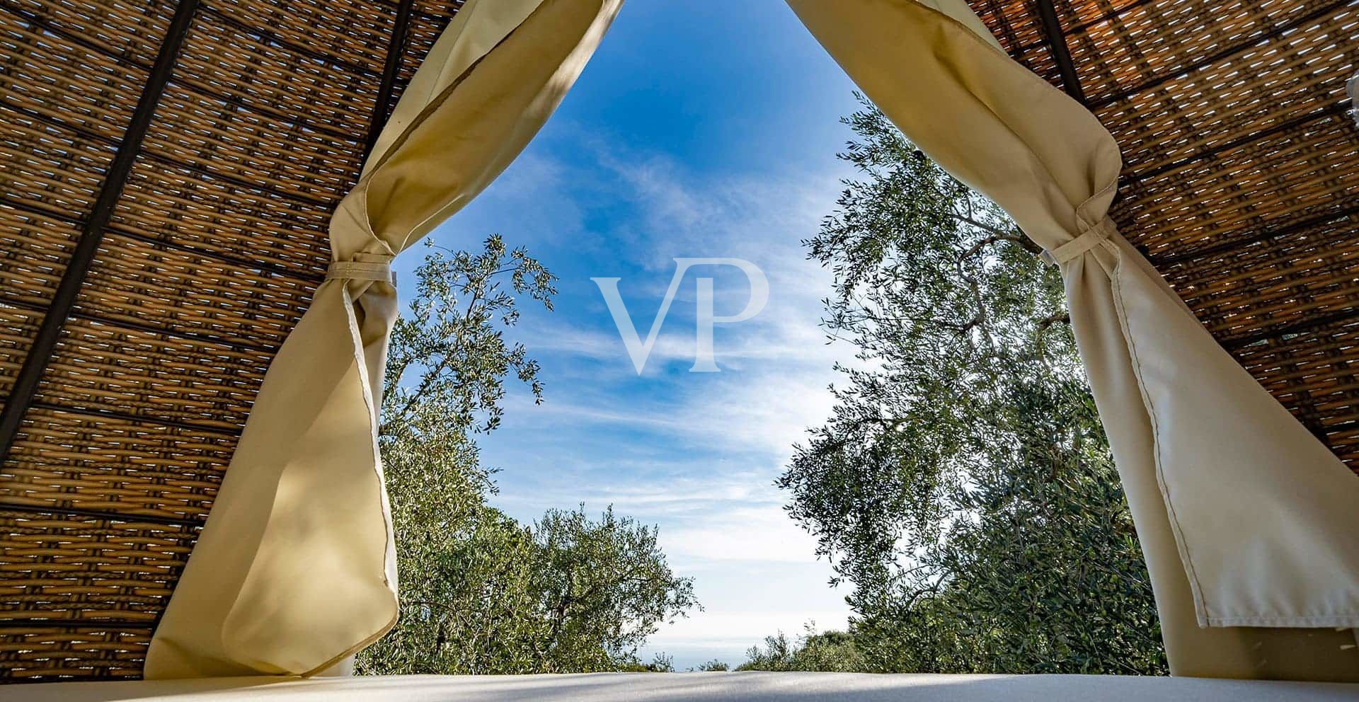 Villa contemporánea con vistas panorámicas al lago de Garda, situada en un olivar privado