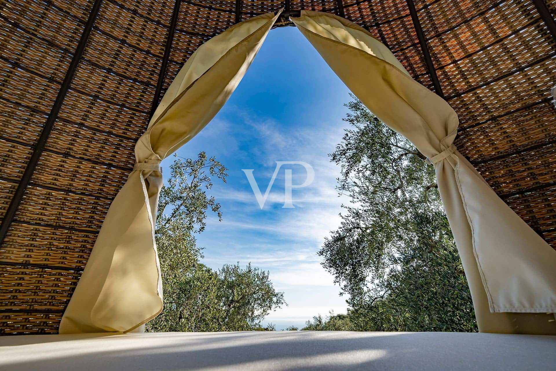 Villa contemporanea con vista panoramica sul Lago di Garda, immersa in uliveto privato