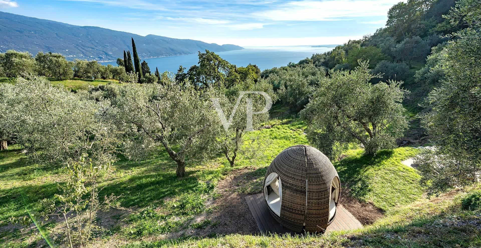 Villa contemporánea con vistas panorámicas al lago de Garda, situada en un olivar privado
