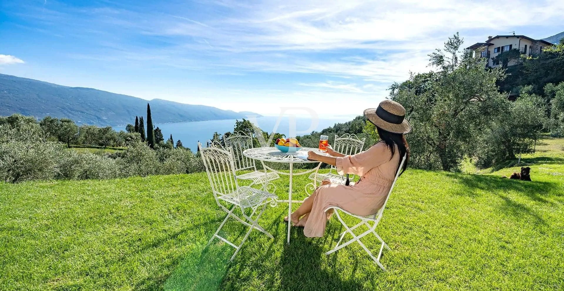 Moderne Villa mit Panoramablick auf den Gardasee, eingebettet in einem privaten Olivenhain
