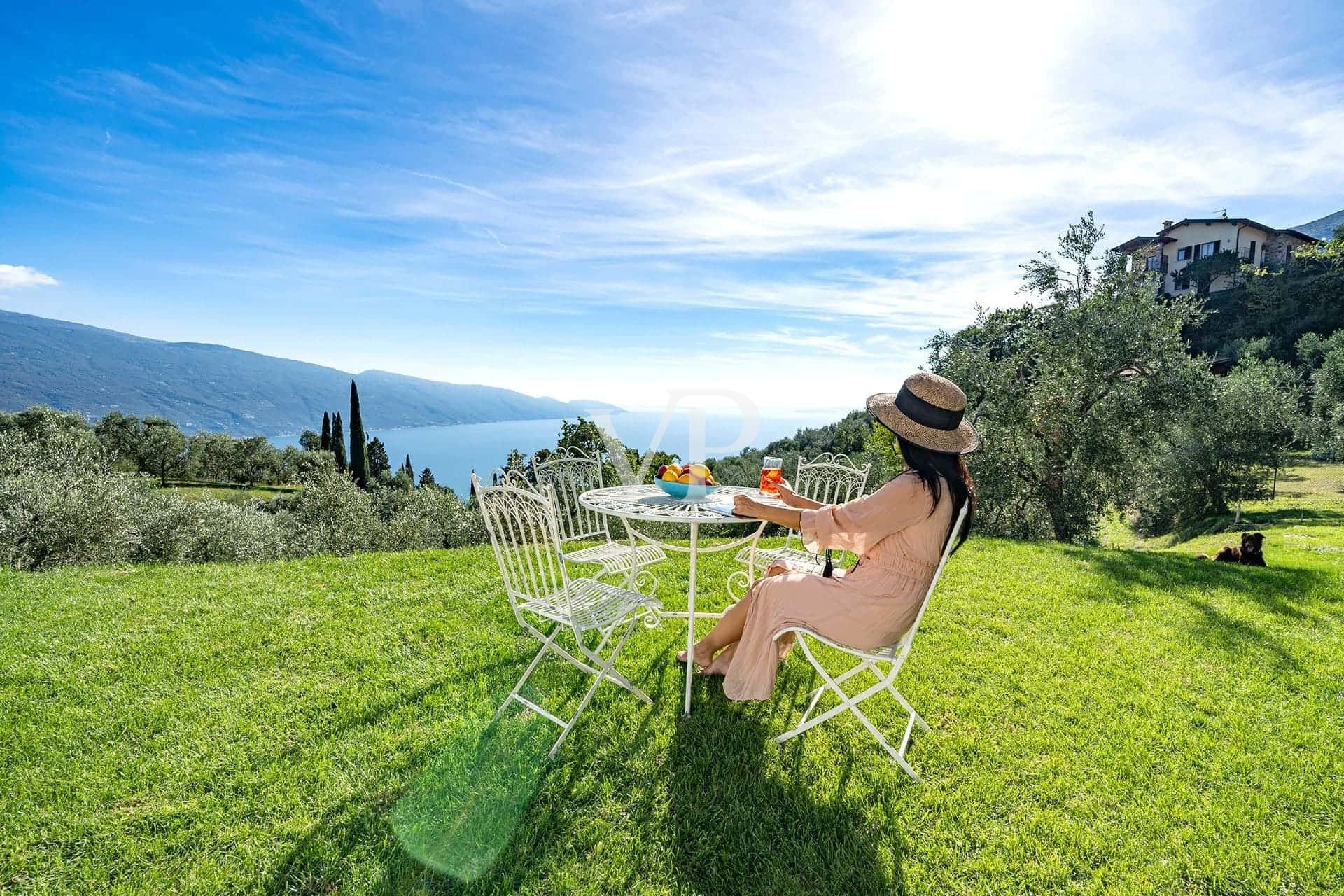Villa contemporanea con vista panoramica sul Lago di Garda, immersa in uliveto privato