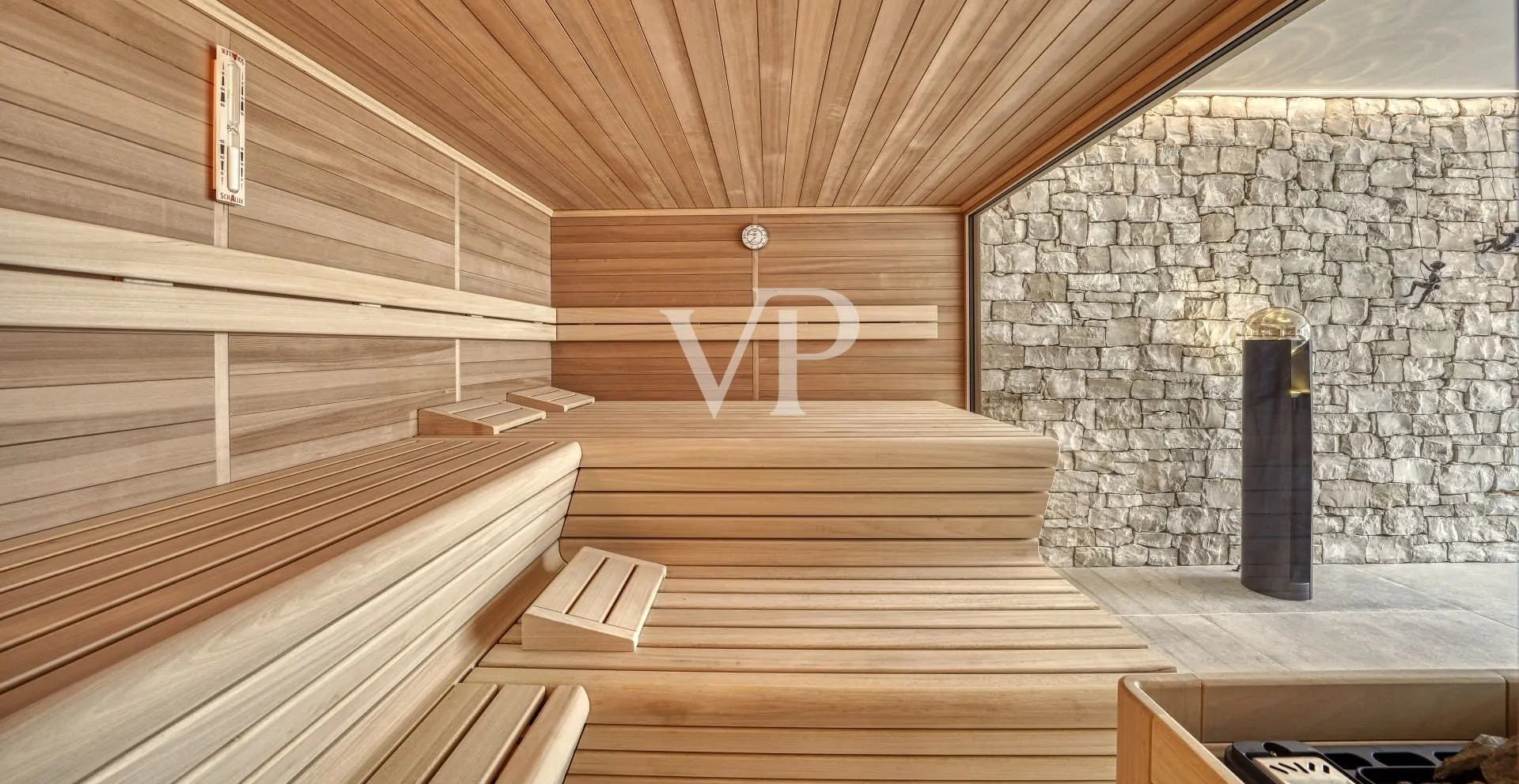 Moderne Villa mit Panoramablick auf den Gardasee, eingebettet in einem privaten Olivenhain