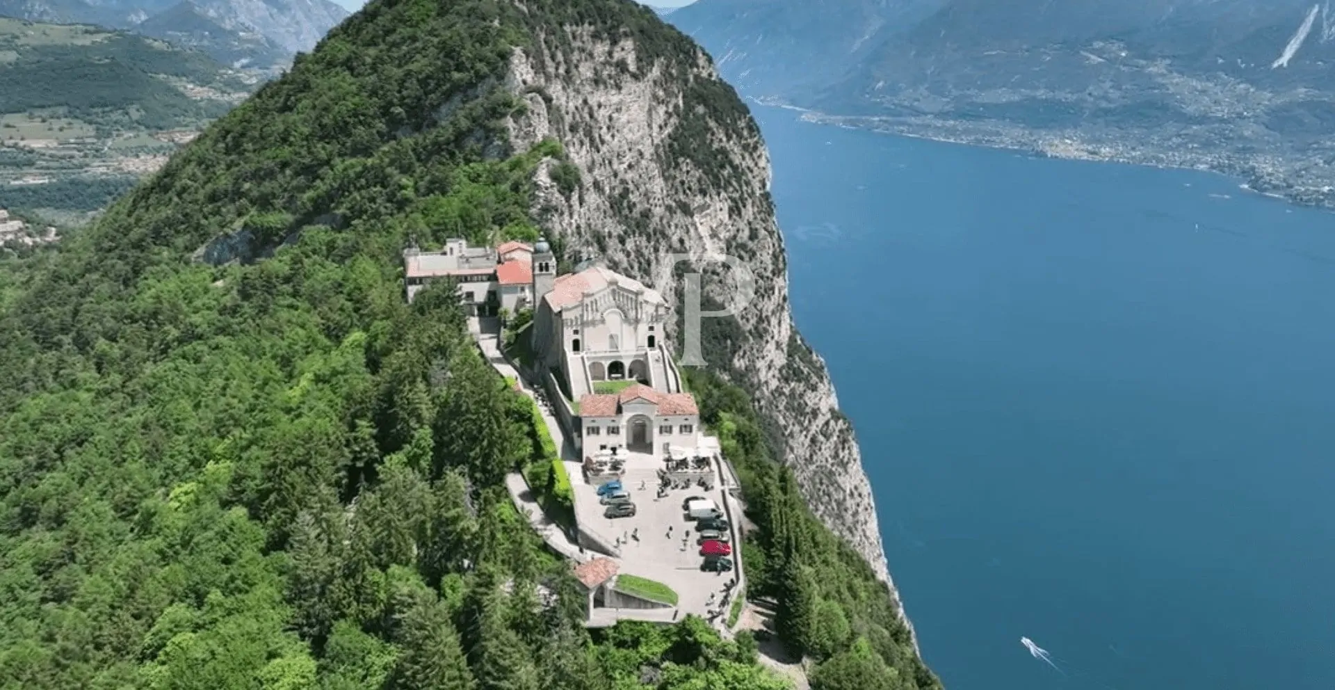 Moderne Villa mit Panoramablick auf den Gardasee, eingebettet in einem privaten Olivenhain