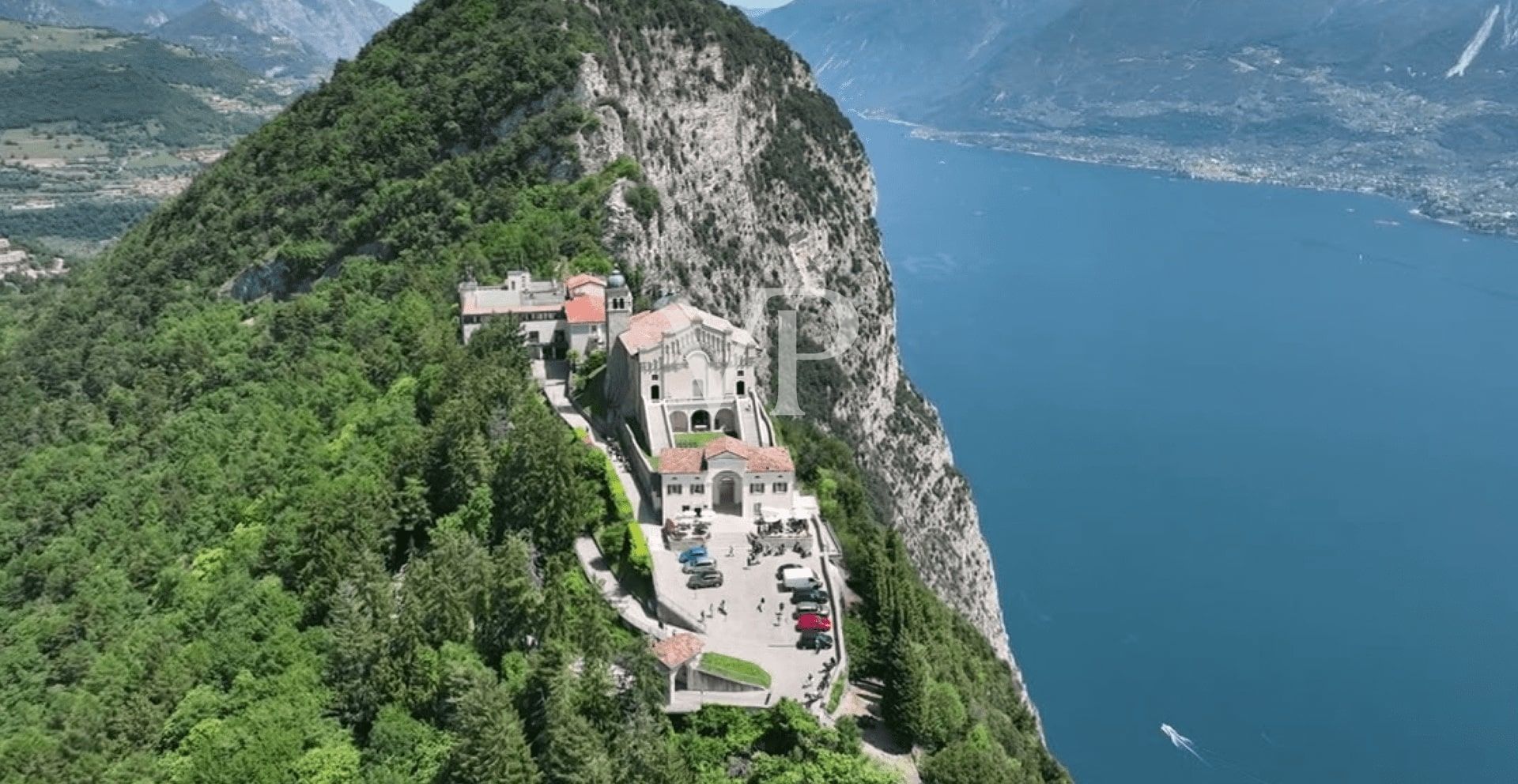 Villa contemporánea con vistas panorámicas al lago de Garda, situada en un olivar privado