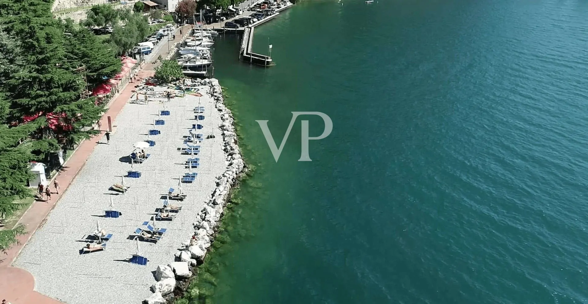 Moderne Villa mit Panoramablick auf den Gardasee, eingebettet in einem privaten Olivenhain