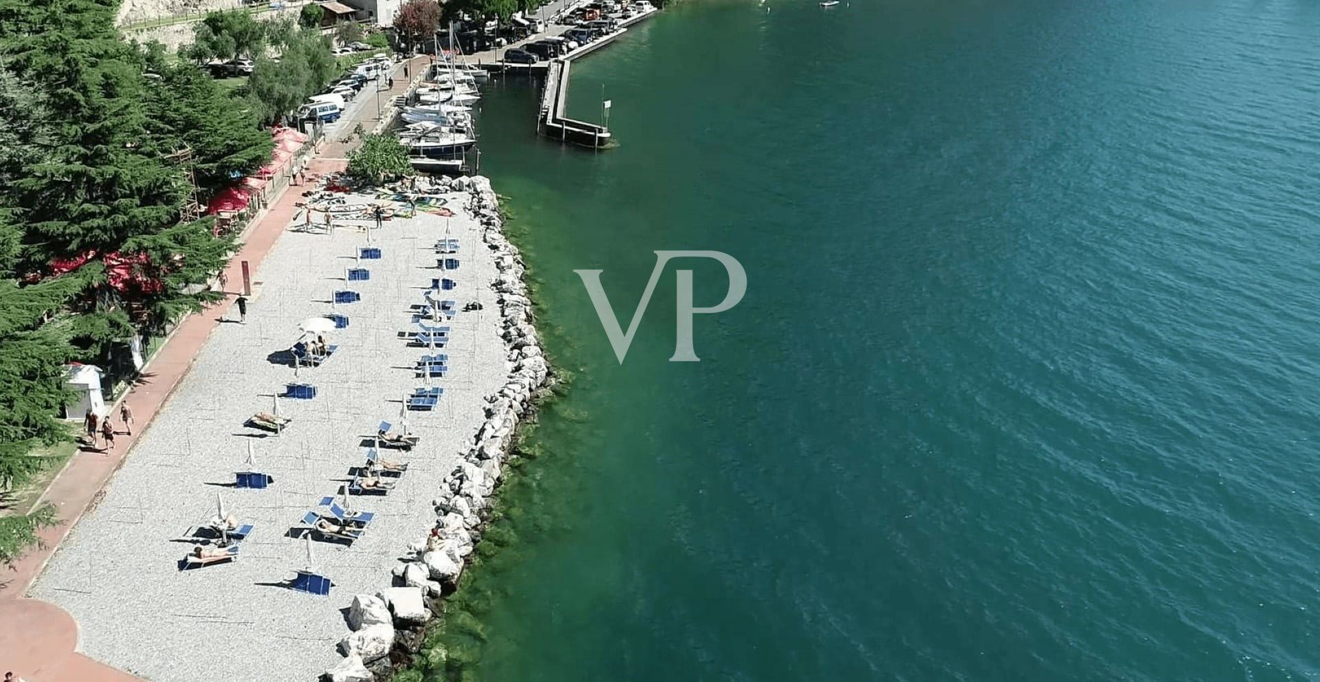 Villa contemporánea con vistas panorámicas al lago de Garda, situada en un olivar privado