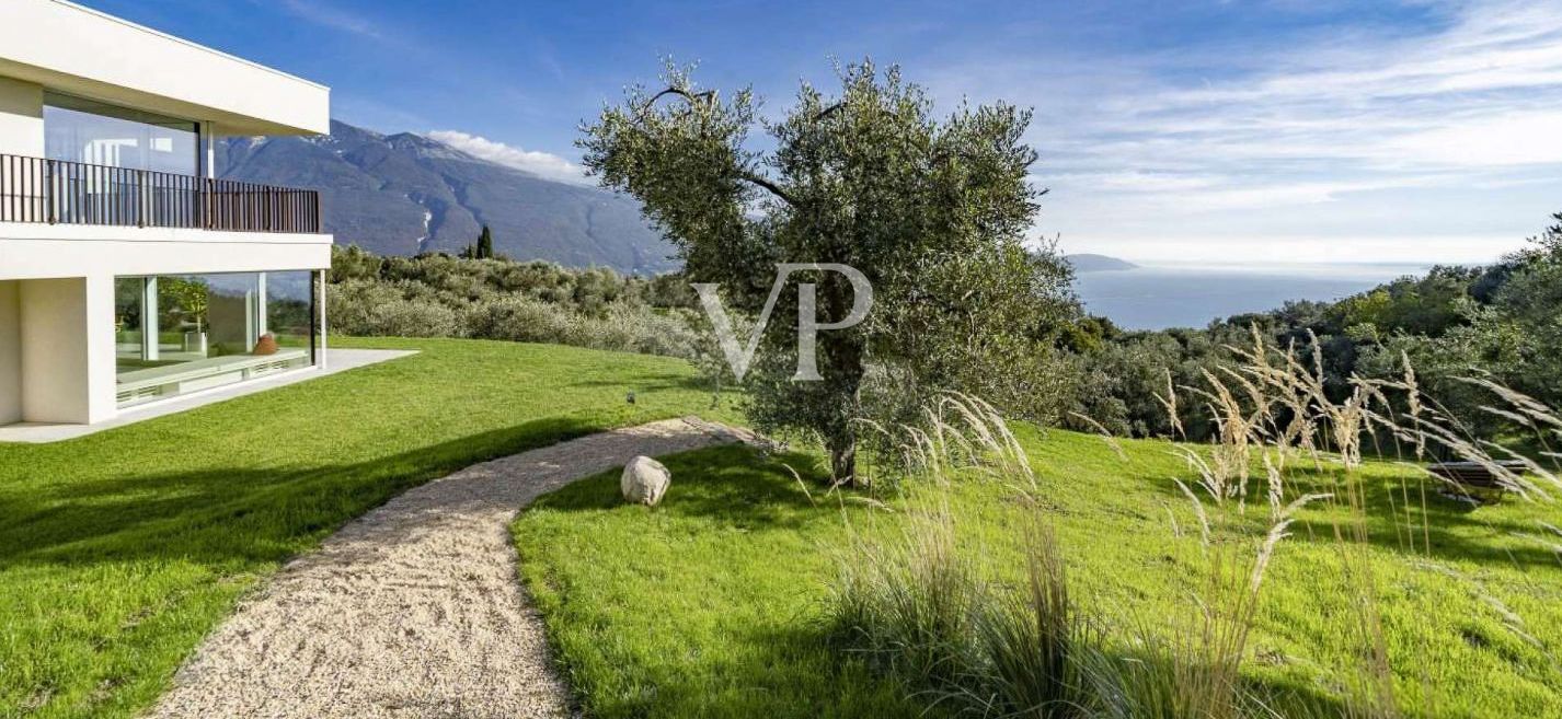 Villa contemporánea con vistas panorámicas al lago de Garda, situada en un olivar privado