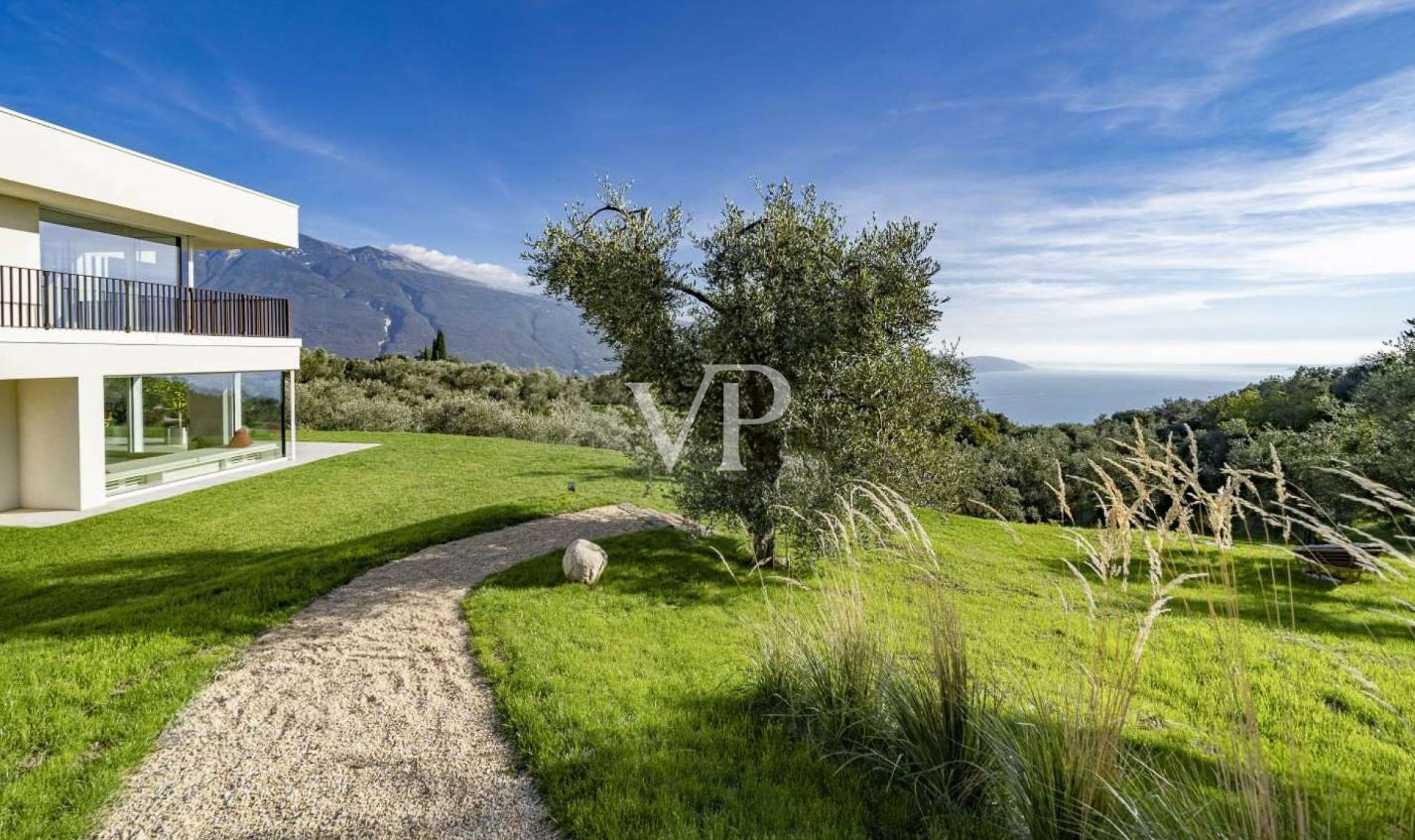 Villa contemporanea con vista panoramica sul Lago di Garda, immersa in uliveto privato