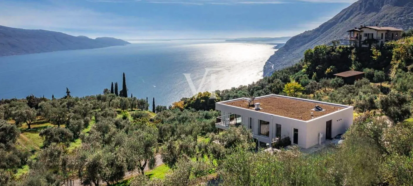 Moderne Villa mit Panoramablick auf den Gardasee, eingebettet in einem privaten Olivenhain
