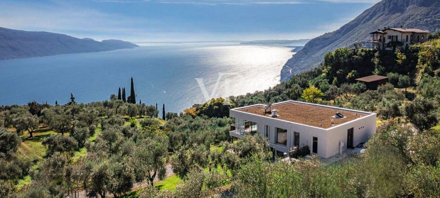 Villa contemporánea con vistas panorámicas al lago de Garda, situada en un olivar privado