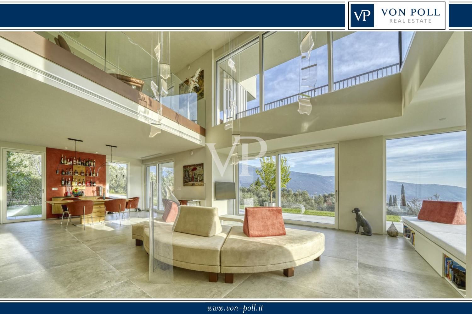 Villa contemporaine avec vue panoramique sur le lac de Garde, située dans une oliveraie privée