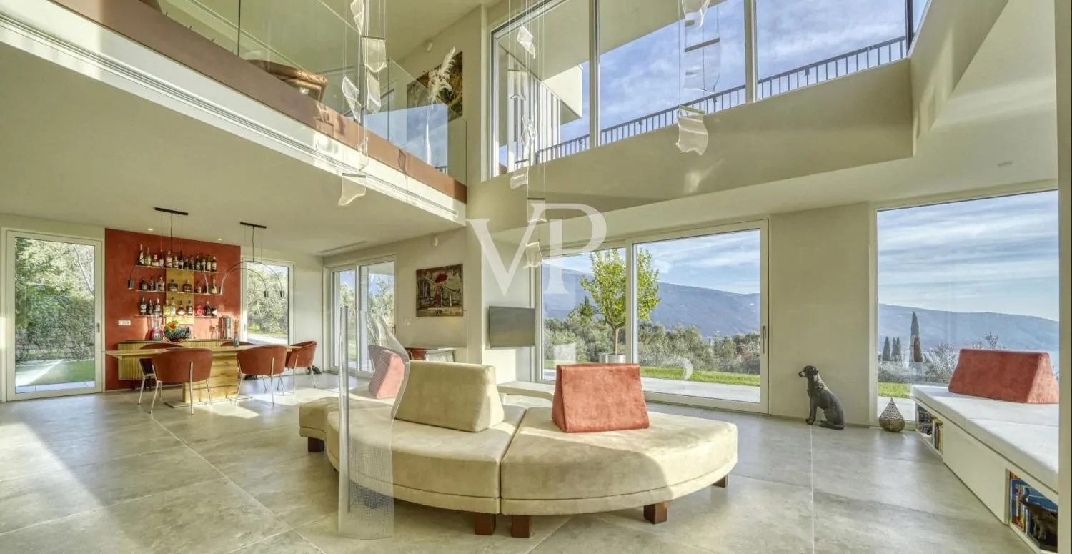 Moderne Villa mit Panoramablick auf den Gardasee, eingebettet in einem privaten Olivenhain