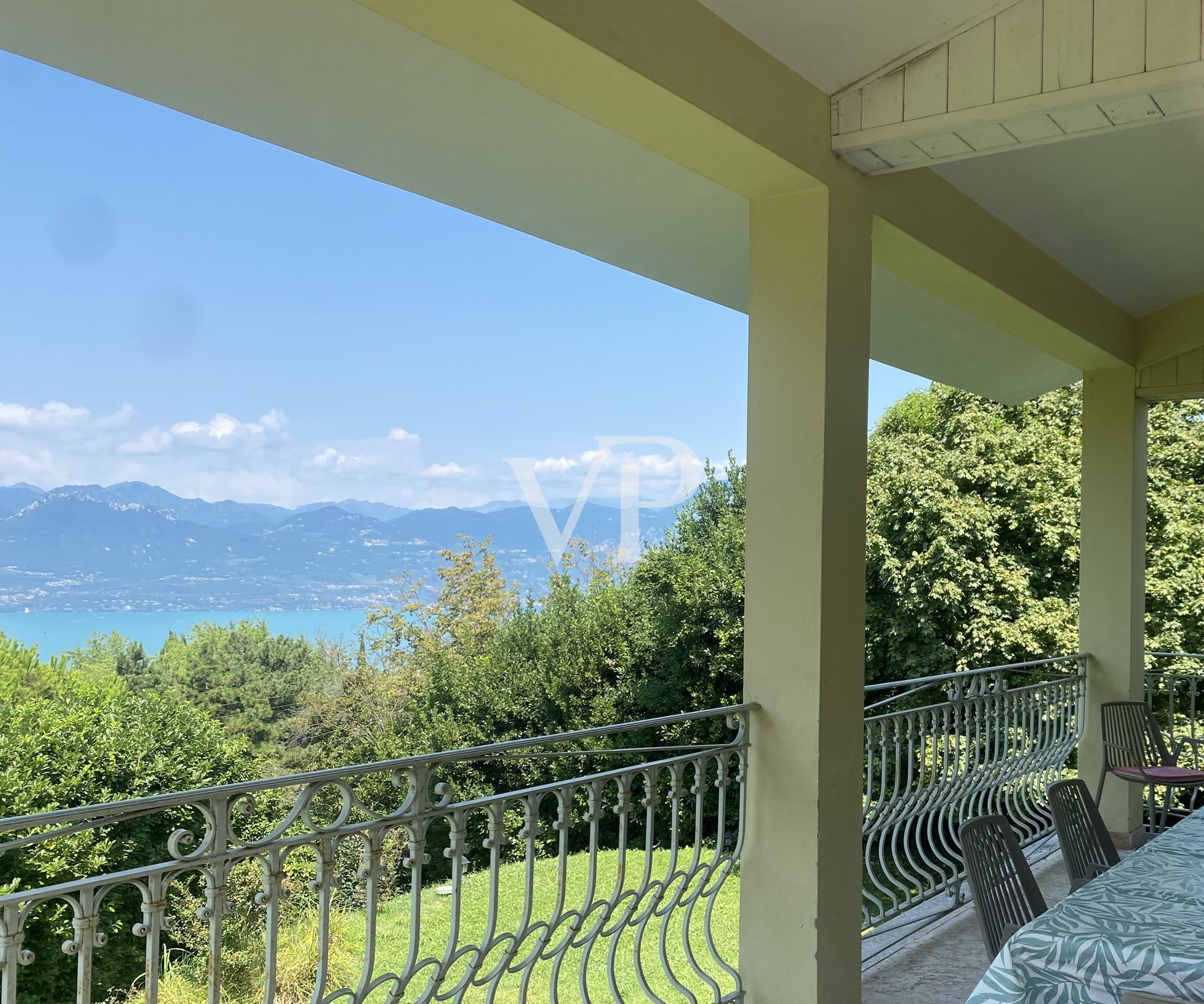 Bezaubernde Villa in Torri del Benaco mit Seeblick und privatem Pool
